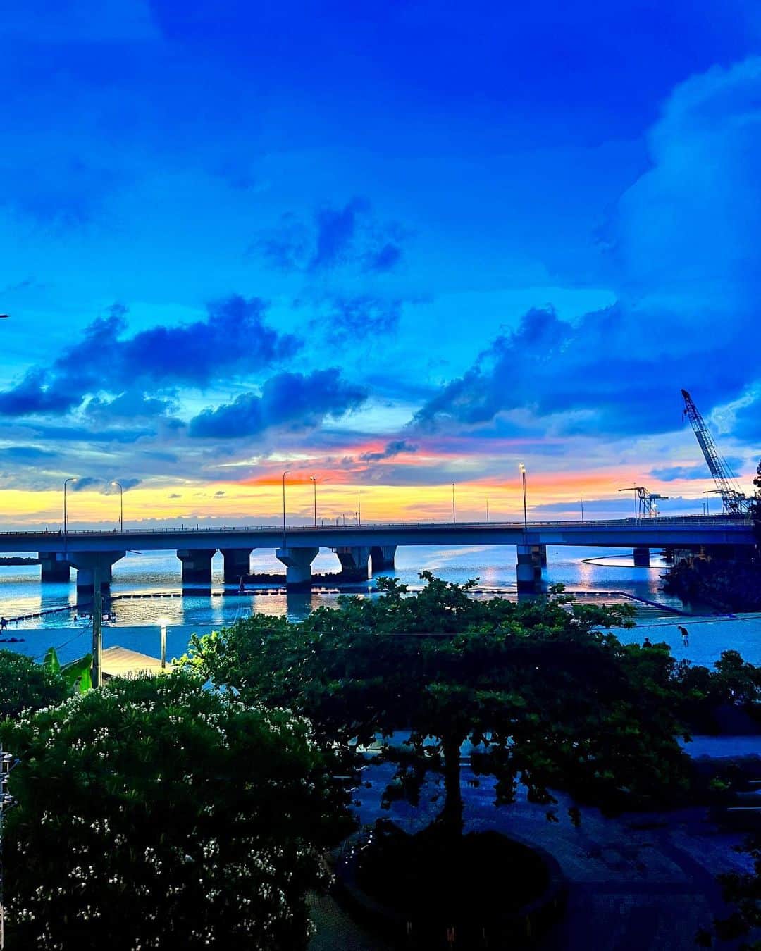 草野春香さんのインスタグラム写真 - (草野春香Instagram)「.🌤🧡🫶🏾🕊🌅  最終日のホテルの部屋からの1枚📸 綺麗な夕日を見るのも 沖縄の楽しみの一つ💗🌿  #sunset  #sunsetlovers」6月27日 16時35分 - _haruka030_