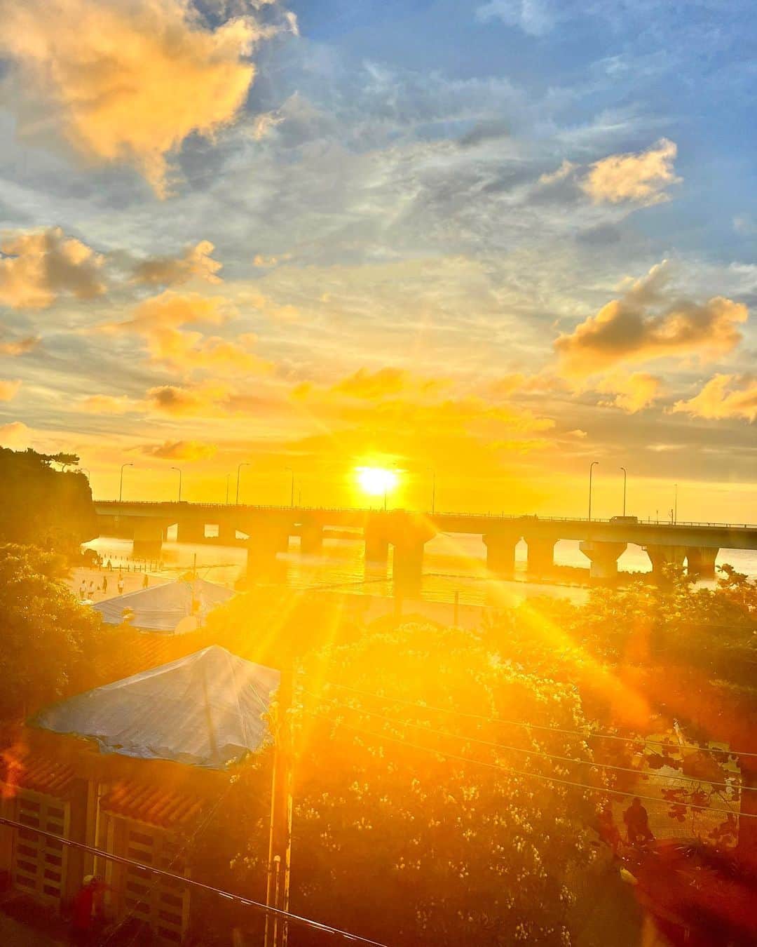 草野春香さんのインスタグラム写真 - (草野春香Instagram)「.🌤🧡🫶🏾🕊🌅  最終日のホテルの部屋からの1枚📸 綺麗な夕日を見るのも 沖縄の楽しみの一つ💗🌿  #sunset  #sunsetlovers」6月27日 16時35分 - _haruka030_