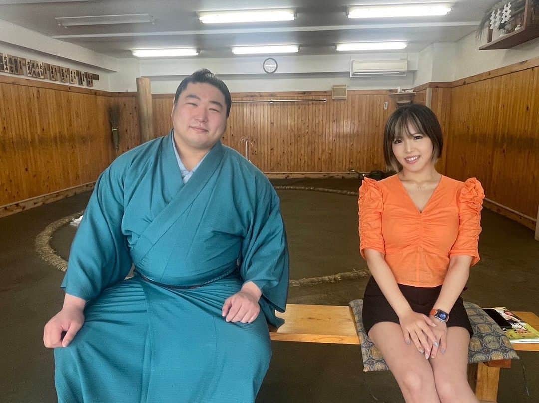 白川未奈のインスタグラム：「顔が超緊張してる笑 STARDOMファンブックの、若元春関との対談読んでくれましたか？？✨  #荒汐部屋 #sumo #prowrestling #異業種対談 #相撲 #プロレス」
