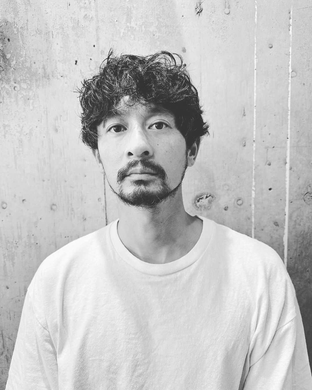 春日潤也のインスタグラム：「髪切りました✂︎✂︎✂︎✂︎✂︎✂︎  勝間君ありがとう✂️😊💈 @ryohei_katsuma   撮影頑張っていこー😁  しかし髭伸びすぎたなw 整えましょうかね😁  #ヘアカット  #サマーカット #ポートレート」