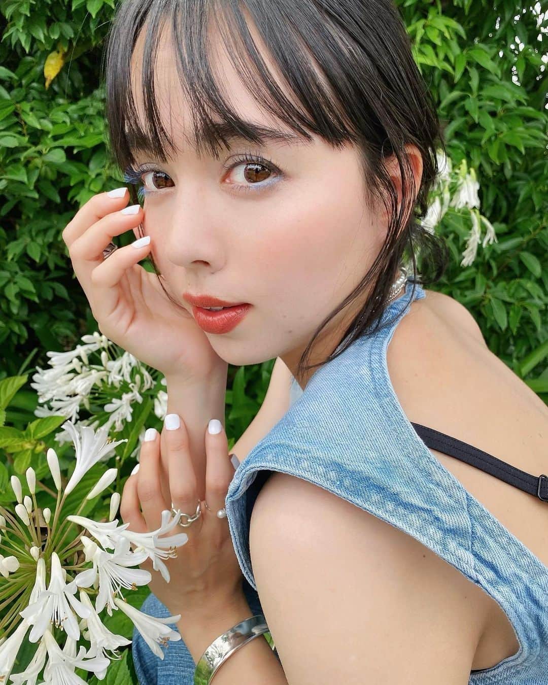 のインスタグラム：「青マスカラかわいい🌻💙この夏ヘビロテしよ〜っと🥰 ・ ・ ・ #あいメイク #メイク #コスメ #ビューティー #ミネラルコスメ #ファッション  #コーデ #私服  #夏メイク #カラーメイク  #makeup #cosmetics #beauty #fashion #photo」