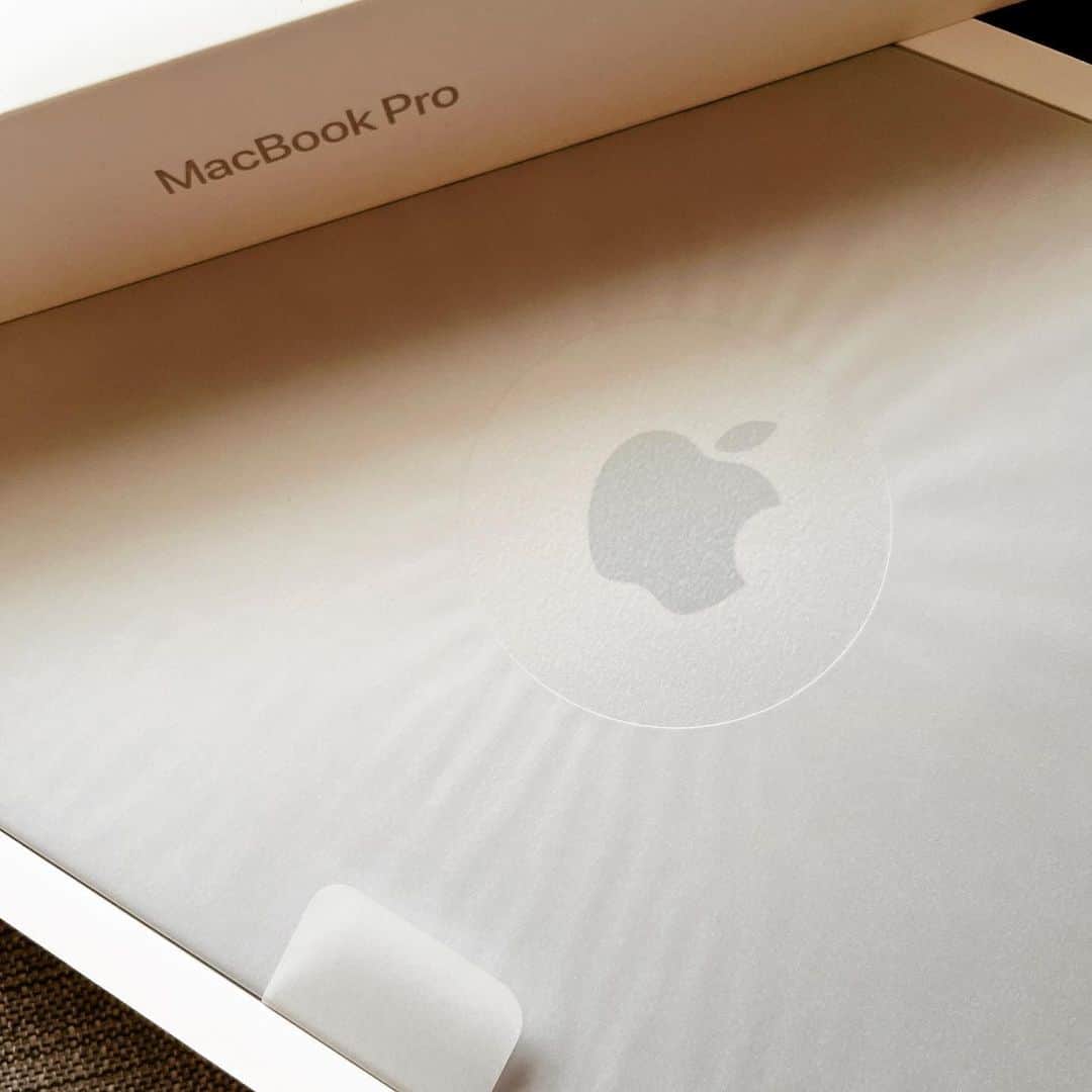 tokuのインスタグラム：「新しいリンゴ到着。 メインマシンになって欲しいけど、力量はいかに…。  #apple #mbp16m2max」