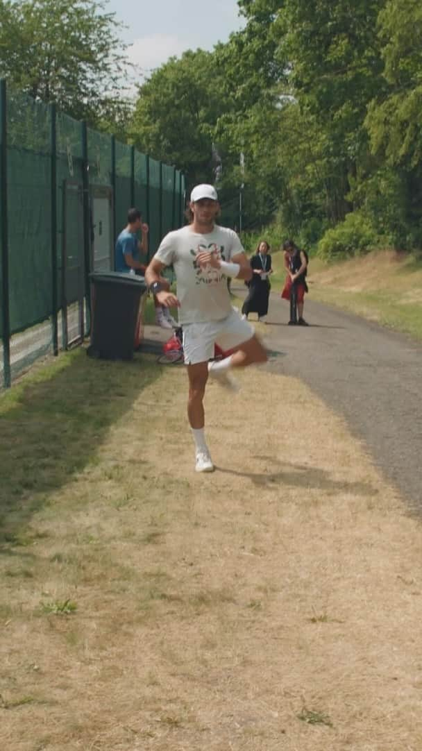 ボルナ・チョリッチのインスタグラム：「S’Hertogenbosch to Halle… all roads lead to @Wimbledon 🌱   @atptour」