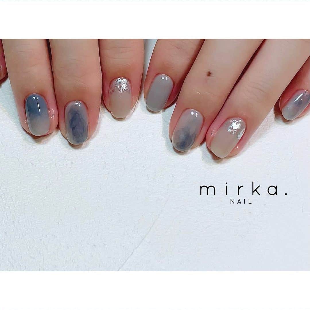 mirka. NAIL(ミルカネイル)のインスタグラム：「⁡ ⁡ ⁡ blue gray⌇  ブルー系でおまかせいただきました♡ ⁡ ⁡ ⁡ ⁡ #mirkaおまかせネイル ⁡ ………………………………………………………… ⁡ ご予約、お問い合わせは LINE ID⇒ @mirka.nail (@含む)まで。 ⁡ ご新規様はハイライトの「ご案内」と「ご予約方法」を必ずお読みいただいてからご予約くださいますようお願いいたします。 空き状況や詳細はLINEの投稿からご確認ください。 ⁡ ⁡ ⁡ ⁡ #mirkanail#nails#nail#nailart#naildesign #ショートネイル#ネイルアート#ネイルデザイン#ネイル#大人ネイル#シンプルネイル#オフィスネイル#ニュアンスネイル#ナチュラルネイル#カジュアルネイル#ショートネイルデザイン#美甲#夏ネイル#夏ネイル2023 #プライベートサロン#プライベートネイルサロン#東京ネイルサロン#東京ネイル#江東区ネイルサロン#森下#清澄白河 ⁡」