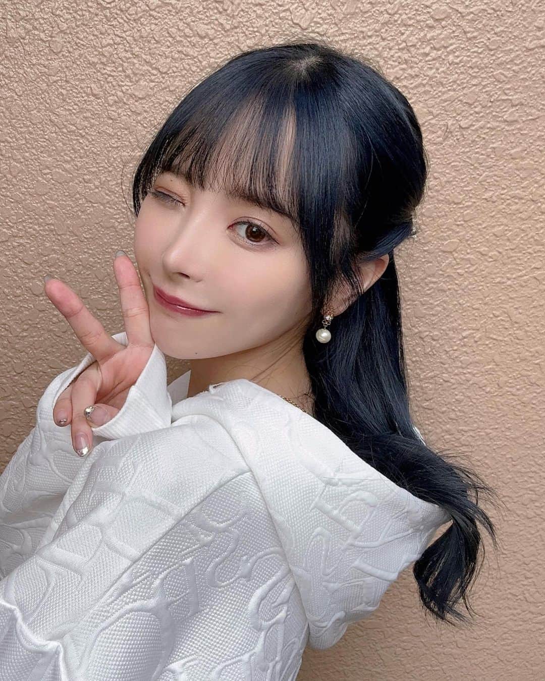 のインスタグラム：「blue-black🫐🖤  光によって黒に見えたり青に見えたりする 深いカラーにして貰ってきたよ‪✌︎ ほんとに色んな色に見えるから不思議〜！  トーンダウンしなきゃいけなかったので 魅力的なカラーにできてよかった〜！  (@sakichaaaso )さん 今回もありがとうございます〜❤︎  #coubou #ヘアカラー」