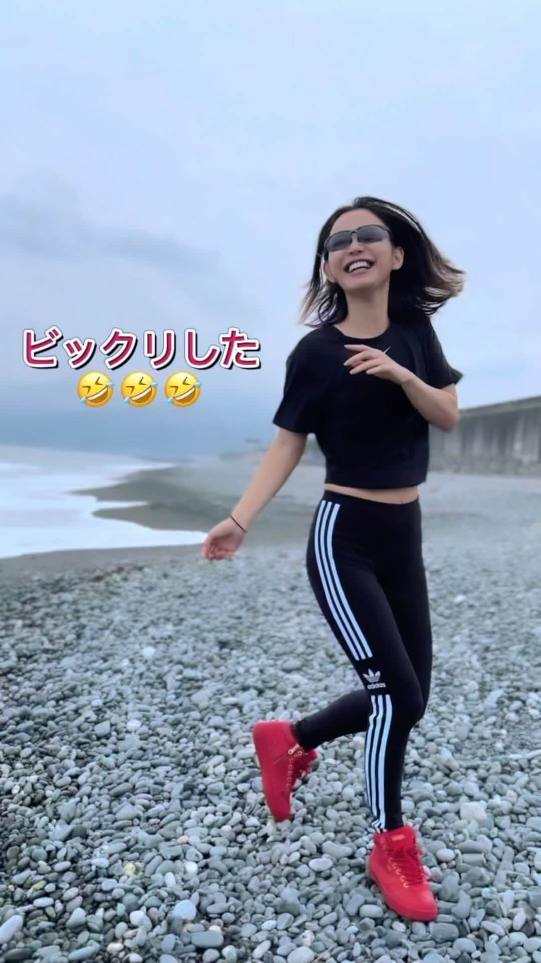 丘咲エミリのインスタグラム：「海が見たくなったので、 Gym行く前に少し寄り道しました🫶🏽  海まで20分🚗 山まで10分🚗そんな立地のMy house🏡  #海のある暮らし #山が見える生活 #田舎暮らしを楽しむ #自然の中で暮らす #田舎の特権」