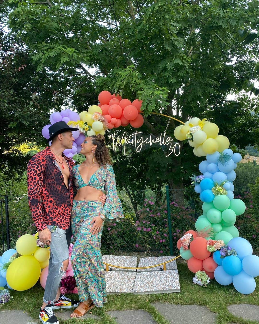 ファビオ・スコツォーリのインスタグラム：「May your festival be as your colorful as your soul 🩷❤️🧡💛💚🩵💙💜🖤🩶🤎 #martychella30」