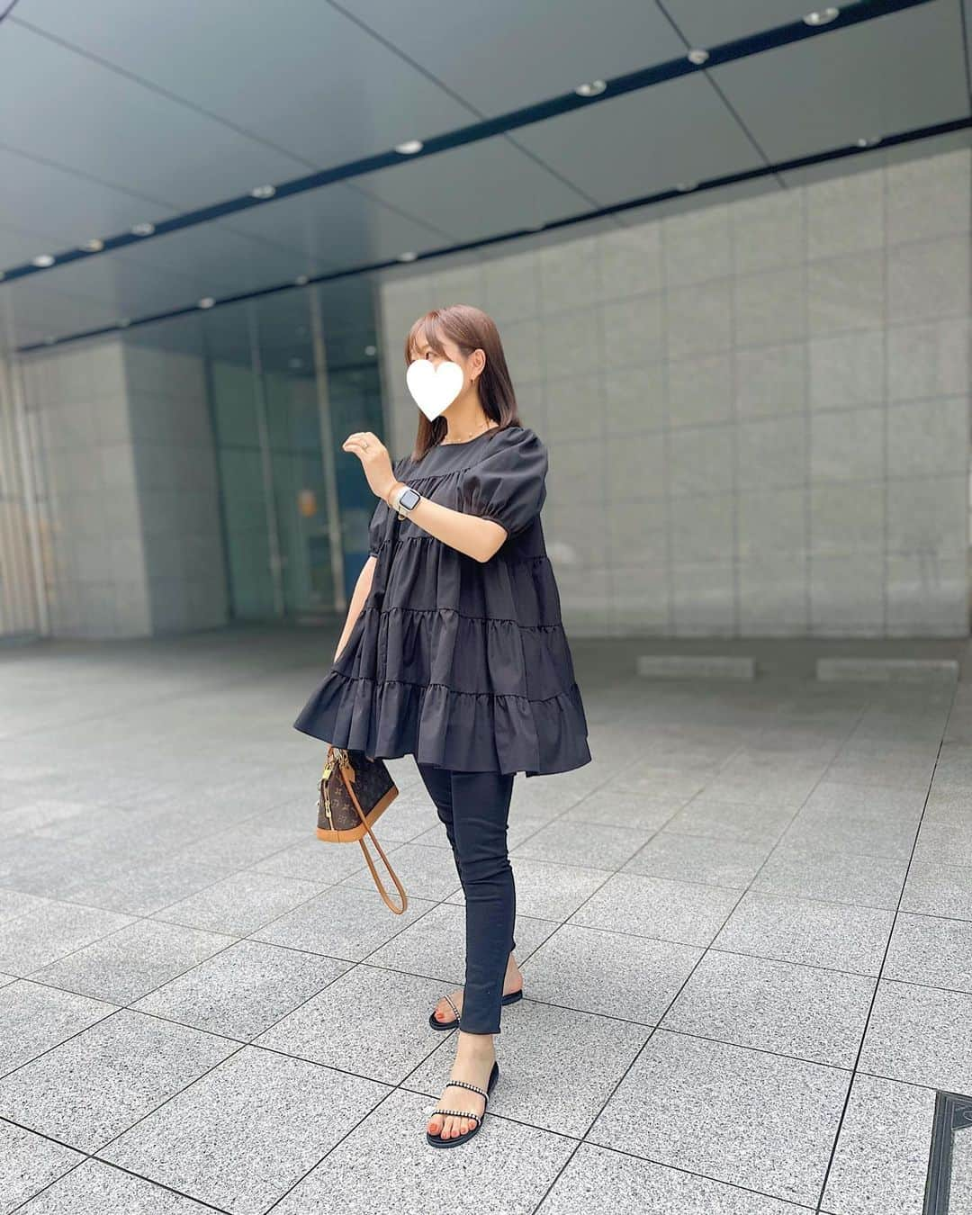 紫帆さんのインスタグラム写真 - (紫帆Instagram)「🖤  tops @coca_official_store  bottom @uniqlo_with  sandals @unitedarrows_official  bag @louisvuitton   久しぶりにアルマBB使った☺️𓂃 𓈒𓏸◌‬  法令線やばかったからハートで 失礼します🙇‍   #マタニティコーデ  #ブラックコーデ  #アルマbb  #ヴィトンバッグ  #真っ黒コーデ  #きれいめコーデ  #ママコーデ  #coca  #uniqlo  #ユニクロ  #ユニクロコーデ  #静岡ママ  #妊娠7ヶ月」6月27日 17時08分 - _shiho99