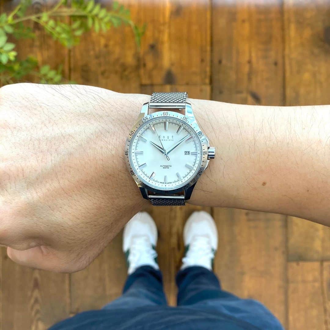 Maker's Watch Knotのインスタグラム：「こんにちは、心斎橋ギャラリーショップの浦崎です。 いよいよ夏本番間近ですね、体調など崩していませんでしょうか。  今回は夏に大活躍、ビジネス&カジュアル両方使えるAT1-40Sというスポーツモデルのご紹介です。 20気圧防水あるため日常の水や汗を気にせず使うことができ、レジャーでも活躍できる時計です。 写真のカラーはホワイト文字板なので視認性が高くコーディネートもしやすいのでオススメです！ カスタムしているストラップはステンレス製Dバックル付きのメッシュベルト。つけ外しも簡単で時計の落下防止にもなります。 現在、プレミアムシリーズ（AT-38.ATC-40.AT1-40S） ご購入の方に延長保証無料のキャンペーンを開催しております！ 期間は7/2までとなっております。 心斎橋へお越しの際には、ぜひ心斎橋ギャラリーショップへ足をお運びください。 皆様のご来店、心よりお待ちしております。  時計：オートマティックスポーツ(AT1-40S SVWH) ストラップ：メッシュDバックル(MD-18SVSV）  #knotwatch #watch #wristwatch #japan #madeinjapan#時計#腕時計#国産時計#カスタムオーダー#大阪#心斎橋  #osaka #shinsaibashi #손목시계 #맞춤형 #오모테산도 #定制 #手表」