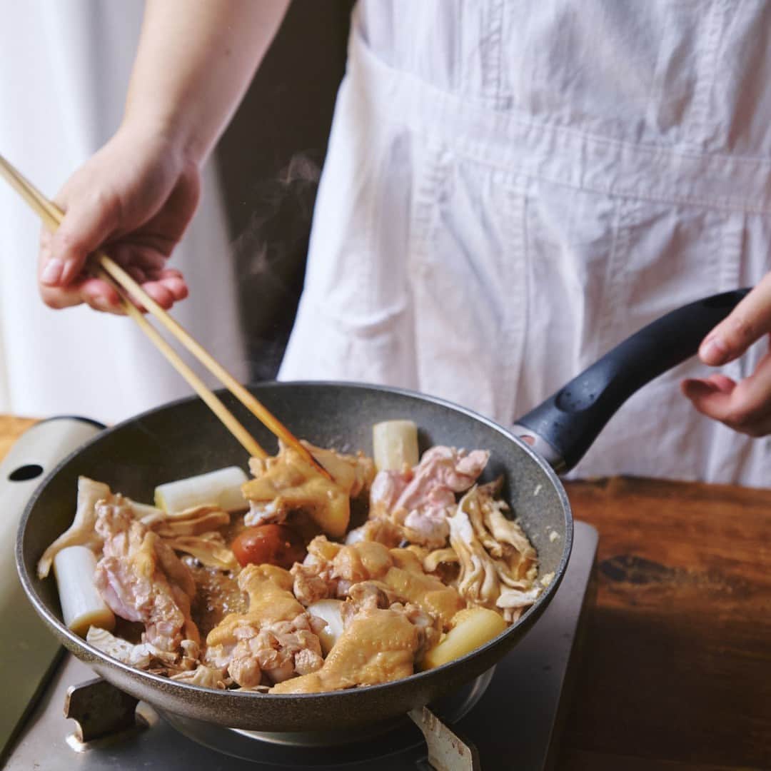 北欧、暮らしの道具店さんのインスタグラム写真 - (北欧、暮らしの道具店Instagram)「【フライパンで15分】 こってり×さっぱりがあとを引く 「手羽元の梅にんにく煮込み」 . - - - - - - - - - - - - - - - - - 忙しい夜でもフライパンひとつで ちゃちゃっと作れ、家族が喜ぶ肉レシピ。 今回は料理家の今井 真実（いまい まみ）さんに 教わりました。  今回は、鶏手羽元のおかず。 今井さんがひとり暮らしの頃から 繰り返し作っているというレシピは、 梅とにんにくのさっぱり×こってりが クセになる味です。 . - - - - - - - - - - - - - - - - - スタミナ満点、梅の酸味があとを引く 手羽元の梅にんにく煮込み - - - - - - - - - - - - - - - - -  【材料（2人分）】 鶏手羽元…6本 長ネギ…2/3本（80g） 舞茸…50g 梅干し（大粒）…1つ　※小粒なら2〜3つ にんにく（すりおろし）…1片分 昆布…3~4cm（1g）　※なければだしパック1袋、または顆粒だし適量でもOK  酒…大さじ1 しょうゆ…大さじ2/3 みりん、ごま油…各大さじ1/2  仕上げに貝割れ大根（あれば）…適量  ＜下準備＞ 鶏手羽元は骨と身の間に切り込みを入れておくと、 短時間で味がしみやすくなります。  【作り方】 ❶フライパンに、鶏手羽元と 5cm長さに切った長ねぎ、 大きめにちぎった舞茸、梅干し、 すりおろしにんにく、昆布、 調味料と水100mlを加えて、 蓋をして中弱火にかける。 沸騰したら弱火にする。  ❷弱火で10分煮る。 5分たったら蓋を開け、鶏手羽元を裏返し、 蓋をしてさらに5分煮る。  ❸蓋を開けてさらに3分ほど煮詰める。 とろみが出てきたら火を止めて、 半分に切った貝割れ大根を ざっと和えればできあがり。 . - - - - - - - - - - - - - - - - - ■ 今井さん  「梅干しはシンプルな塩味の、しっかり塩気のあるタイプを使ってください。今回は塩分18%のものを使っています。 はちみつ梅など甘い梅を使う場合は、しょうゆの分量を増やして塩味を足してくださいね。 煮汁の濃い味に負けないので、きのこは舞茸がおすすめです。なければエリンギもいいですよ」  . - - - - - - - - - - - - - - - - - . #kitchen#kitchendesign#kitchenware#food#foodstagram#レシピ#水餃子#餃子#ギョーザ#おかず#おかずレシピ#手羽元#夜ご飯#昼ごはん#今井真実 さん#家じかん#料理#キッチン#キッチン雑貨#シンプル#シンプルライフ#シンプルデザイン#暮らしを楽しむ#日々の暮らし#北欧#暮らし#北欧暮らしの道具店」6月27日 17時02分 - hokuoh_kurashi