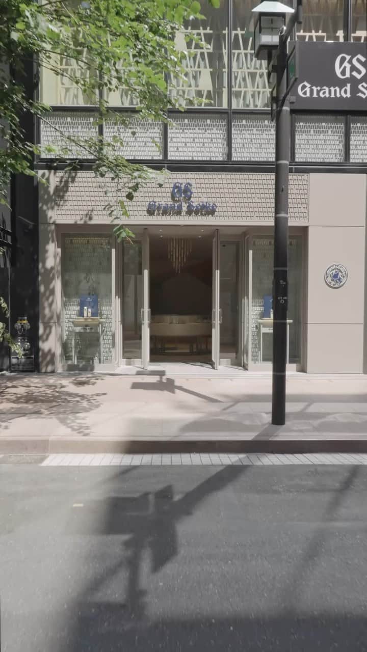 のインスタグラム：「「グランドセイコー」が銀座に日本最大級の旗艦店をオープン（PR）  「グランドセイコー（GRAND SEIKO）」は6月24日、東京・銀座に日本最大級の旗艦店「グランドセイコーフラッグシップブティック銀座並木通り」をオープンした。銀座が創業の地であることのほか、「グランドセイコー」の内需拡大とインバウンド需要が増加していることから、複数のブティックを銀座に構えることで、顧客接点の強化や販売拡大が期待できる。  詳細は @wwd_jp  プロフィールのリンクから   #grandseiko　#グランドセイコー#aliveintime #グランドセイコーフラッグシップブティック銀座並木通り #腕時計#watch#銀座#ginza」