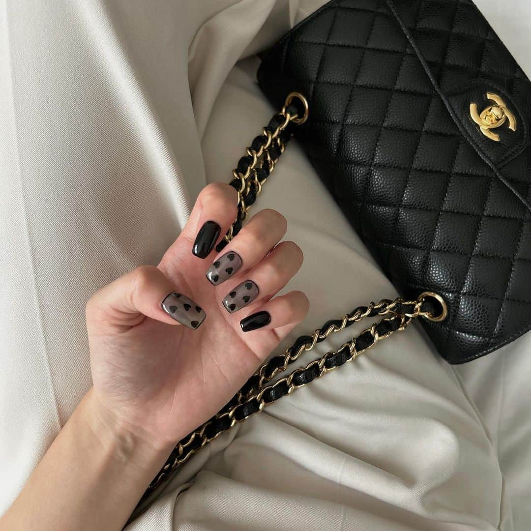 渚のインスタグラム：「.  new nail🖤🖤 シースルーにハートドットが 可愛いすぎてずっと見ちゃう🥰  @nail.k.___.f  いつもありがとう🌼 .  #newnail #nails #ハートネイル#シンプルネイル #イルネイル #名古屋ネイル #名古屋ネイルサロン」