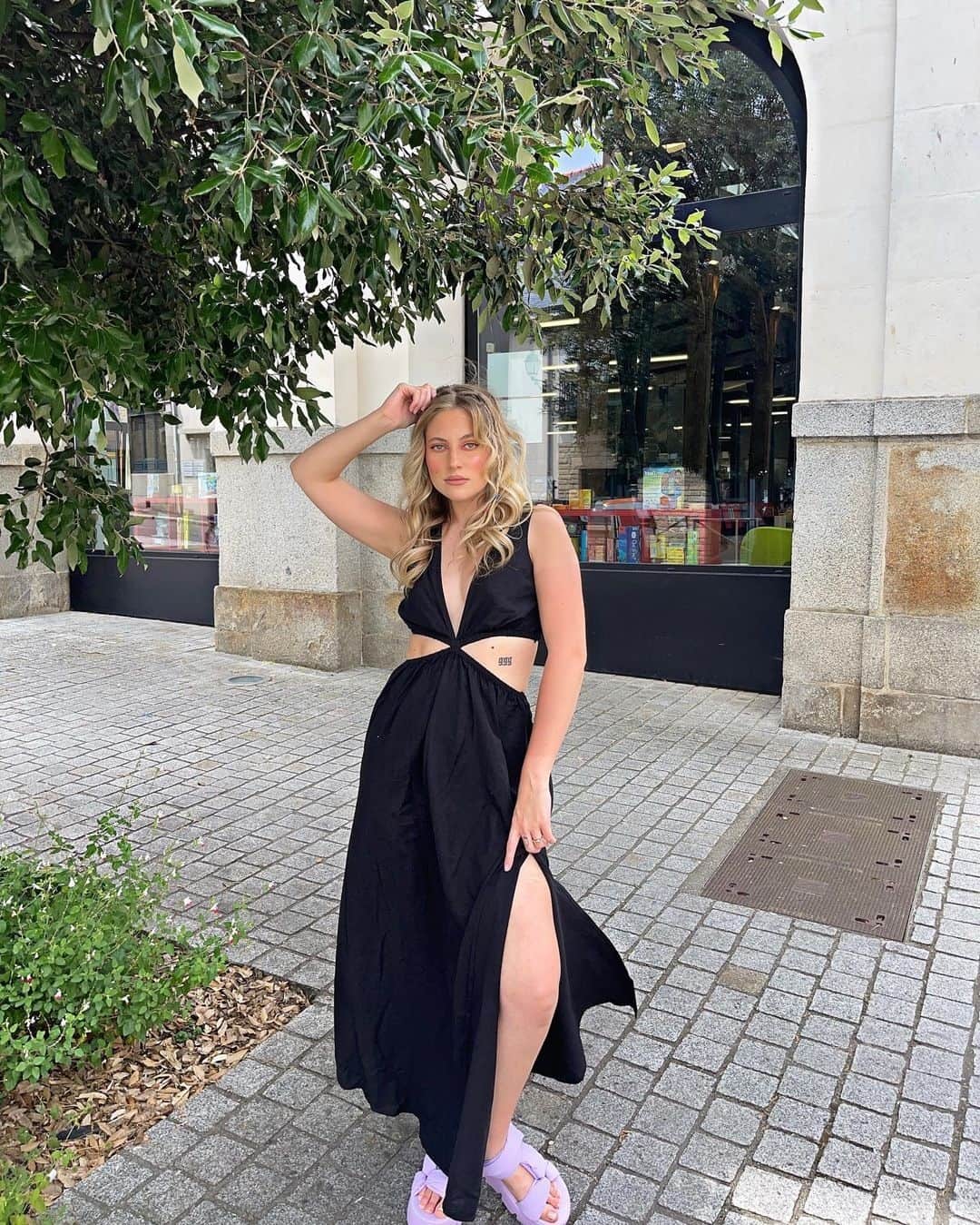 TALLY WEiJLのインスタグラム：「Flowy dresses to spice up your Tuesday 🌶️ Our new fav as seen on the babe @bbofdaddy. Tap to make it yours 🔎 600896」