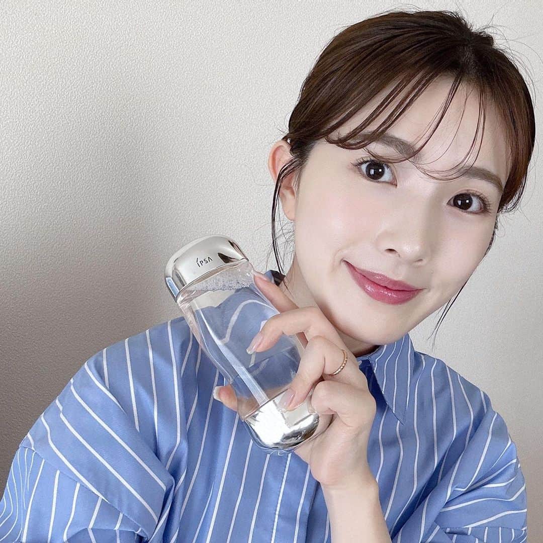 のインスタグラム：「. . わたしと言えば、コレ！な化粧水🫧  ✔︎ イプサ ザ・タイムR アクア(医薬部外品) ¥4,400（税込）  私のリピート化粧水ランキング 1位な気がするこちら✨ それぐらい昔からインスタでも YouTubeでも何度も紹介しています🤍  水のようにさらっとしたみずみずしい テクスチャーが特徴！肌表面をうるおいで 満たし、キメを整える薬用化粧水🫧 夏ってべたつきや室内の乾燥も気になる だけど軽い使い心地のものが良い！ そんな時にもすごくぴったり◎  コットンにとって全体に馴染ませたり、 時間がある日はアクアで コットンパックするのも好き💞  肌荒れ防止有効成分のトラネキサム酸、 グリチルリチン酸ジカリウムが配合🌿 夏のニキビケアにも！  アルコールと油分フリーで 優しいところもポイント高いっ☺️  私の周りの美容賢者もそうではない方にも 大人気のアクア！肌質や世代問わず 大人気なので、ぜひ1度試してみてほしい✨  @ipsa_jp #IPSA#イプサ#ザタイムRアクア#スキンケア#化粧水#正直レビュー#乾燥肌#美容」