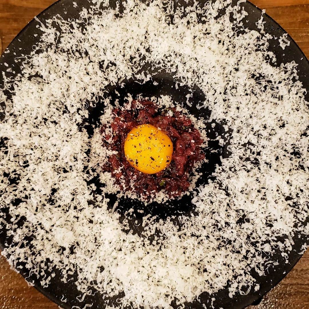 剛王さんのインスタグラム写真 - (剛王Instagram)「中崎町にある人気イタリアンバルに行ってきた。 店内賑やかで帰る頃には満席状態やった。 しかも店内、男俺だけやったんちゃうかなw ここは天五中崎通商店街の中にあって天神橋筋商店街や天満、梅田とのちょうど間に位置しててめちゃええところ。 どっちからも歩いて来れるしまわりには人気店や有名店も多くて賑わってる。  今回食べたのが  ⚪平目のカルパッチョ 新鮮な平目で食感も味も抜群。  ⚪ブッラータチーズとフルーツトマトのカプレーゼ このフルーツトマトとブッラータチーズがめちゃ合うしトマトが美味しかった。  ⚪チーズ&卵黄の馬肉ユッケ これは見た目からして美味しさ抜群。 米が欲しくなるか酒が欲しくなるか。  ⚪モッツァレラチーズのフリット 動画にあるようにめちゃチーズ伸びて映え間違いなし。 俺の場合ははじめて餅食う人みたいになってるw  ⚪釜揚げしらすと青ネギのペペロンチーノ これはボリュームたっぷりで釜揚げしらすと青ねぎが親の敵ぐらいはいってて満足度満点。  ⚪炭酸水 マストやな。  ----------------------------------------------------------------------------------------------------  【 DREAM ON TAIGA 】  〒530-0023  大阪府大阪市北区黒崎町３−２２  営業時間 17:00～23:00 日曜営業 定休日 毎週月曜日  【お店のアカウント】 @dream_on_taiga  5周年イベント 特典① 7/4（火）〜7/9（日） グラススパークリング 5種類¥800　⇒　¥500 すだち入り￥900　⇒　¥600  特典② 7/4（火）〜7/9（日） 限定4本 ヨーゼフ　ビファー　リースリング ¥6500 ⇒ ¥3900  特典③ 7/4（火）〜7/7（金） 前日までのご予約で 全員テイクアウト チーズ豆腐プレゼント ※食べログネット予約以外  ◆テラス席はペットもご来店可能です  #中崎町ディナー #大阪ディナー #大阪イタリアン #中崎町グルメ #大阪グルメ #ドリームオンタイガ #中崎町イタリアン PR  ----------------------------------------------------------------------------------------------------  女性に人気あるように思うけど男性同士でもええかも。 天満も歩いてすぐやから朝まで飲めるかもw  #イタリアン #バル #グルメスタグラム #グルメ #中崎町 #天満 #梅田 #食べスタグラム」6月27日 17時06分 - gooh2010