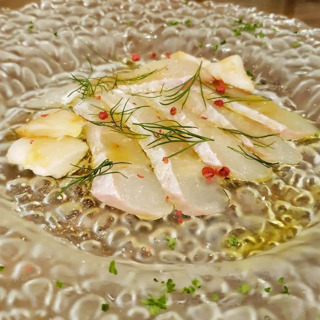 剛王さんのインスタグラム写真 - (剛王Instagram)「中崎町にある人気イタリアンバルに行ってきた。 店内賑やかで帰る頃には満席状態やった。 しかも店内、男俺だけやったんちゃうかなw ここは天五中崎通商店街の中にあって天神橋筋商店街や天満、梅田とのちょうど間に位置しててめちゃええところ。 どっちからも歩いて来れるしまわりには人気店や有名店も多くて賑わってる。  今回食べたのが  ⚪平目のカルパッチョ 新鮮な平目で食感も味も抜群。  ⚪ブッラータチーズとフルーツトマトのカプレーゼ このフルーツトマトとブッラータチーズがめちゃ合うしトマトが美味しかった。  ⚪チーズ&卵黄の馬肉ユッケ これは見た目からして美味しさ抜群。 米が欲しくなるか酒が欲しくなるか。  ⚪モッツァレラチーズのフリット 動画にあるようにめちゃチーズ伸びて映え間違いなし。 俺の場合ははじめて餅食う人みたいになってるw  ⚪釜揚げしらすと青ネギのペペロンチーノ これはボリュームたっぷりで釜揚げしらすと青ねぎが親の敵ぐらいはいってて満足度満点。  ⚪炭酸水 マストやな。  ----------------------------------------------------------------------------------------------------  【 DREAM ON TAIGA 】  〒530-0023  大阪府大阪市北区黒崎町３−２２  営業時間 17:00～23:00 日曜営業 定休日 毎週月曜日  【お店のアカウント】 @dream_on_taiga  5周年イベント 特典① 7/4（火）〜7/9（日） グラススパークリング 5種類¥800　⇒　¥500 すだち入り￥900　⇒　¥600  特典② 7/4（火）〜7/9（日） 限定4本 ヨーゼフ　ビファー　リースリング ¥6500 ⇒ ¥3900  特典③ 7/4（火）〜7/7（金） 前日までのご予約で 全員テイクアウト チーズ豆腐プレゼント ※食べログネット予約以外  ◆テラス席はペットもご来店可能です  #中崎町ディナー #大阪ディナー #大阪イタリアン #中崎町グルメ #大阪グルメ #ドリームオンタイガ #中崎町イタリアン PR  ----------------------------------------------------------------------------------------------------  女性に人気あるように思うけど男性同士でもええかも。 天満も歩いてすぐやから朝まで飲めるかもw  #イタリアン #バル #グルメスタグラム #グルメ #中崎町 #天満 #梅田 #食べスタグラム」6月27日 17時06分 - gooh2010