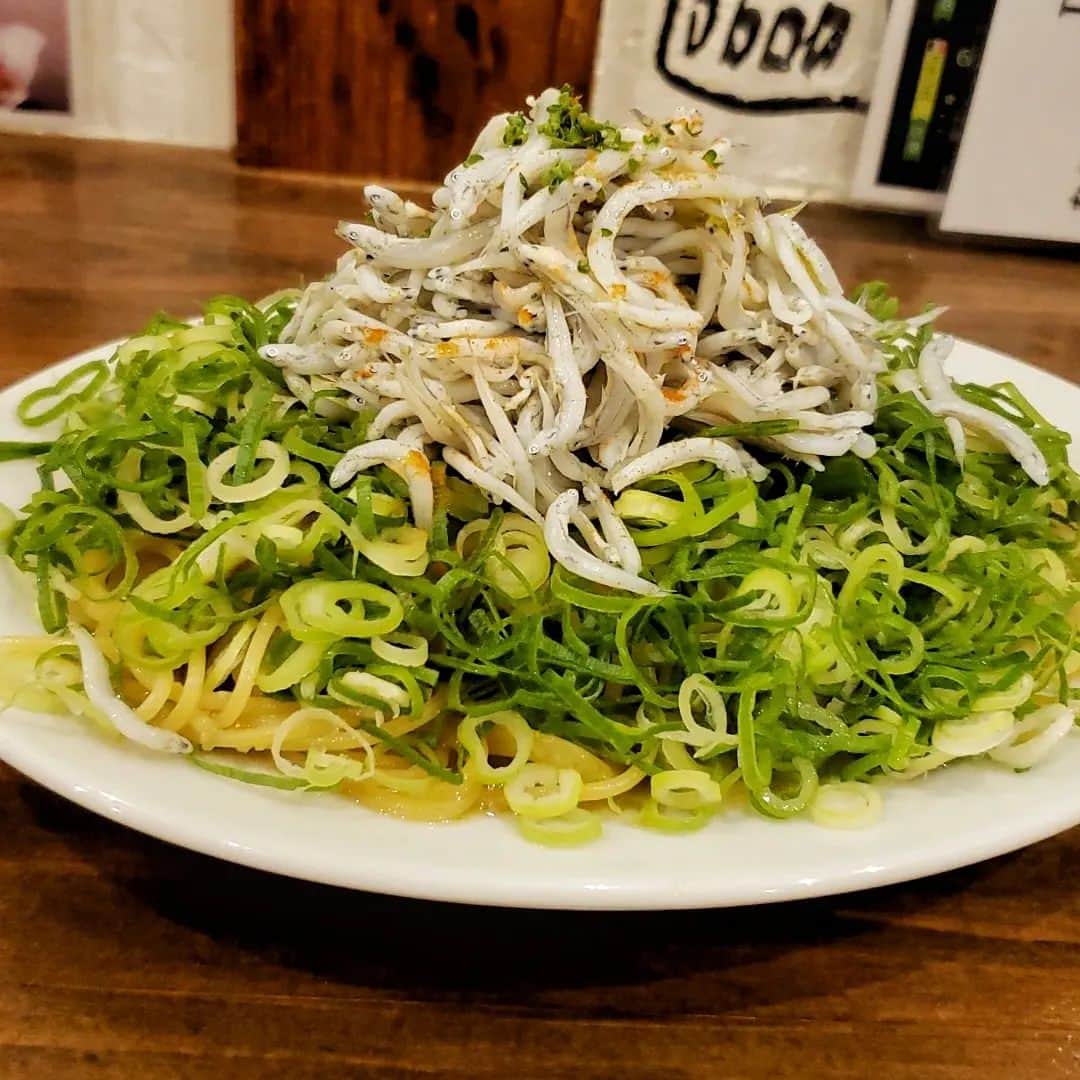剛王さんのインスタグラム写真 - (剛王Instagram)「中崎町にある人気イタリアンバルに行ってきた。 店内賑やかで帰る頃には満席状態やった。 しかも店内、男俺だけやったんちゃうかなw ここは天五中崎通商店街の中にあって天神橋筋商店街や天満、梅田とのちょうど間に位置しててめちゃええところ。 どっちからも歩いて来れるしまわりには人気店や有名店も多くて賑わってる。  今回食べたのが  ⚪平目のカルパッチョ 新鮮な平目で食感も味も抜群。  ⚪ブッラータチーズとフルーツトマトのカプレーゼ このフルーツトマトとブッラータチーズがめちゃ合うしトマトが美味しかった。  ⚪チーズ&卵黄の馬肉ユッケ これは見た目からして美味しさ抜群。 米が欲しくなるか酒が欲しくなるか。  ⚪モッツァレラチーズのフリット 動画にあるようにめちゃチーズ伸びて映え間違いなし。 俺の場合ははじめて餅食う人みたいになってるw  ⚪釜揚げしらすと青ネギのペペロンチーノ これはボリュームたっぷりで釜揚げしらすと青ねぎが親の敵ぐらいはいってて満足度満点。  ⚪炭酸水 マストやな。  ----------------------------------------------------------------------------------------------------  【 DREAM ON TAIGA 】  〒530-0023  大阪府大阪市北区黒崎町３−２２  営業時間 17:00～23:00 日曜営業 定休日 毎週月曜日  【お店のアカウント】 @dream_on_taiga  5周年イベント 特典① 7/4（火）〜7/9（日） グラススパークリング 5種類¥800　⇒　¥500 すだち入り￥900　⇒　¥600  特典② 7/4（火）〜7/9（日） 限定4本 ヨーゼフ　ビファー　リースリング ¥6500 ⇒ ¥3900  特典③ 7/4（火）〜7/7（金） 前日までのご予約で 全員テイクアウト チーズ豆腐プレゼント ※食べログネット予約以外  ◆テラス席はペットもご来店可能です  #中崎町ディナー #大阪ディナー #大阪イタリアン #中崎町グルメ #大阪グルメ #ドリームオンタイガ #中崎町イタリアン PR  ----------------------------------------------------------------------------------------------------  女性に人気あるように思うけど男性同士でもええかも。 天満も歩いてすぐやから朝まで飲めるかもw  #イタリアン #バル #グルメスタグラム #グルメ #中崎町 #天満 #梅田 #食べスタグラム」6月27日 17時06分 - gooh2010