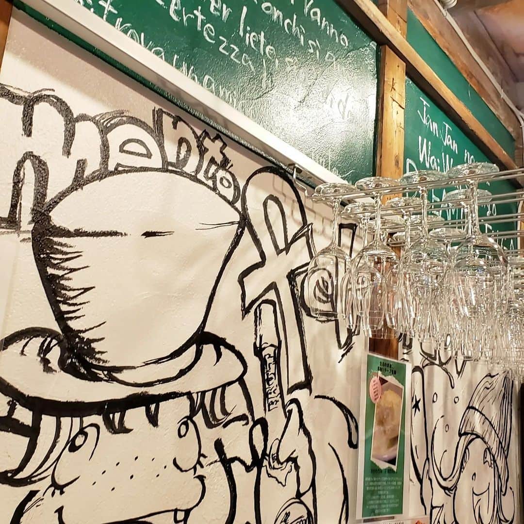 剛王さんのインスタグラム写真 - (剛王Instagram)「中崎町にある人気イタリアンバルに行ってきた。 店内賑やかで帰る頃には満席状態やった。 しかも店内、男俺だけやったんちゃうかなw ここは天五中崎通商店街の中にあって天神橋筋商店街や天満、梅田とのちょうど間に位置しててめちゃええところ。 どっちからも歩いて来れるしまわりには人気店や有名店も多くて賑わってる。  今回食べたのが  ⚪平目のカルパッチョ 新鮮な平目で食感も味も抜群。  ⚪ブッラータチーズとフルーツトマトのカプレーゼ このフルーツトマトとブッラータチーズがめちゃ合うしトマトが美味しかった。  ⚪チーズ&卵黄の馬肉ユッケ これは見た目からして美味しさ抜群。 米が欲しくなるか酒が欲しくなるか。  ⚪モッツァレラチーズのフリット 動画にあるようにめちゃチーズ伸びて映え間違いなし。 俺の場合ははじめて餅食う人みたいになってるw  ⚪釜揚げしらすと青ネギのペペロンチーノ これはボリュームたっぷりで釜揚げしらすと青ねぎが親の敵ぐらいはいってて満足度満点。  ⚪炭酸水 マストやな。  ----------------------------------------------------------------------------------------------------  【 DREAM ON TAIGA 】  〒530-0023  大阪府大阪市北区黒崎町３−２２  営業時間 17:00～23:00 日曜営業 定休日 毎週月曜日  【お店のアカウント】 @dream_on_taiga  5周年イベント 特典① 7/4（火）〜7/9（日） グラススパークリング 5種類¥800　⇒　¥500 すだち入り￥900　⇒　¥600  特典② 7/4（火）〜7/9（日） 限定4本 ヨーゼフ　ビファー　リースリング ¥6500 ⇒ ¥3900  特典③ 7/4（火）〜7/7（金） 前日までのご予約で 全員テイクアウト チーズ豆腐プレゼント ※食べログネット予約以外  ◆テラス席はペットもご来店可能です  #中崎町ディナー #大阪ディナー #大阪イタリアン #中崎町グルメ #大阪グルメ #ドリームオンタイガ #中崎町イタリアン PR  ----------------------------------------------------------------------------------------------------  女性に人気あるように思うけど男性同士でもええかも。 天満も歩いてすぐやから朝まで飲めるかもw  #イタリアン #バル #グルメスタグラム #グルメ #中崎町 #天満 #梅田 #食べスタグラム」6月27日 17時06分 - gooh2010