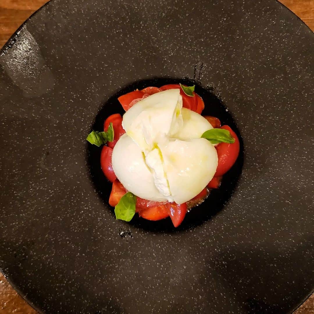 剛王さんのインスタグラム写真 - (剛王Instagram)「中崎町にある人気イタリアンバルに行ってきた。 店内賑やかで帰る頃には満席状態やった。 しかも店内、男俺だけやったんちゃうかなw ここは天五中崎通商店街の中にあって天神橋筋商店街や天満、梅田とのちょうど間に位置しててめちゃええところ。 どっちからも歩いて来れるしまわりには人気店や有名店も多くて賑わってる。  今回食べたのが  ⚪平目のカルパッチョ 新鮮な平目で食感も味も抜群。  ⚪ブッラータチーズとフルーツトマトのカプレーゼ このフルーツトマトとブッラータチーズがめちゃ合うしトマトが美味しかった。  ⚪チーズ&卵黄の馬肉ユッケ これは見た目からして美味しさ抜群。 米が欲しくなるか酒が欲しくなるか。  ⚪モッツァレラチーズのフリット 動画にあるようにめちゃチーズ伸びて映え間違いなし。 俺の場合ははじめて餅食う人みたいになってるw  ⚪釜揚げしらすと青ネギのペペロンチーノ これはボリュームたっぷりで釜揚げしらすと青ねぎが親の敵ぐらいはいってて満足度満点。  ⚪炭酸水 マストやな。  ----------------------------------------------------------------------------------------------------  【 DREAM ON TAIGA 】  〒530-0023  大阪府大阪市北区黒崎町３−２２  営業時間 17:00～23:00 日曜営業 定休日 毎週月曜日  【お店のアカウント】 @dream_on_taiga  5周年イベント 特典① 7/4（火）〜7/9（日） グラススパークリング 5種類¥800　⇒　¥500 すだち入り￥900　⇒　¥600  特典② 7/4（火）〜7/9（日） 限定4本 ヨーゼフ　ビファー　リースリング ¥6500 ⇒ ¥3900  特典③ 7/4（火）〜7/7（金） 前日までのご予約で 全員テイクアウト チーズ豆腐プレゼント ※食べログネット予約以外  ◆テラス席はペットもご来店可能です  #中崎町ディナー #大阪ディナー #大阪イタリアン #中崎町グルメ #大阪グルメ #ドリームオンタイガ #中崎町イタリアン PR  ----------------------------------------------------------------------------------------------------  女性に人気あるように思うけど男性同士でもええかも。 天満も歩いてすぐやから朝まで飲めるかもw  #イタリアン #バル #グルメスタグラム #グルメ #中崎町 #天満 #梅田 #食べスタグラム」6月27日 17時06分 - gooh2010
