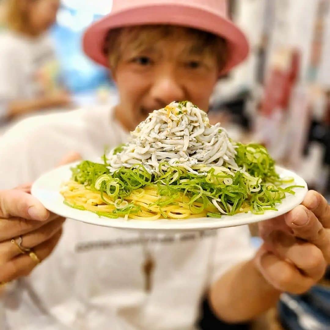 剛王さんのインスタグラム写真 - (剛王Instagram)「中崎町にある人気イタリアンバルに行ってきた。 店内賑やかで帰る頃には満席状態やった。 しかも店内、男俺だけやったんちゃうかなw ここは天五中崎通商店街の中にあって天神橋筋商店街や天満、梅田とのちょうど間に位置しててめちゃええところ。 どっちからも歩いて来れるしまわりには人気店や有名店も多くて賑わってる。  今回食べたのが  ⚪平目のカルパッチョ 新鮮な平目で食感も味も抜群。  ⚪ブッラータチーズとフルーツトマトのカプレーゼ このフルーツトマトとブッラータチーズがめちゃ合うしトマトが美味しかった。  ⚪チーズ&卵黄の馬肉ユッケ これは見た目からして美味しさ抜群。 米が欲しくなるか酒が欲しくなるか。  ⚪モッツァレラチーズのフリット 動画にあるようにめちゃチーズ伸びて映え間違いなし。 俺の場合ははじめて餅食う人みたいになってるw  ⚪釜揚げしらすと青ネギのペペロンチーノ これはボリュームたっぷりで釜揚げしらすと青ねぎが親の敵ぐらいはいってて満足度満点。  ⚪炭酸水 マストやな。  ----------------------------------------------------------------------------------------------------  【 DREAM ON TAIGA 】  〒530-0023  大阪府大阪市北区黒崎町３−２２  営業時間 17:00～23:00 日曜営業 定休日 毎週月曜日  【お店のアカウント】 @dream_on_taiga  5周年イベント 特典① 7/4（火）〜7/9（日） グラススパークリング 5種類¥800　⇒　¥500 すだち入り￥900　⇒　¥600  特典② 7/4（火）〜7/9（日） 限定4本 ヨーゼフ　ビファー　リースリング ¥6500 ⇒ ¥3900  特典③ 7/4（火）〜7/7（金） 前日までのご予約で 全員テイクアウト チーズ豆腐プレゼント ※食べログネット予約以外  ◆テラス席はペットもご来店可能です  #中崎町ディナー #大阪ディナー #大阪イタリアン #中崎町グルメ #大阪グルメ #ドリームオンタイガ #中崎町イタリアン PR  ----------------------------------------------------------------------------------------------------  女性に人気あるように思うけど男性同士でもええかも。 天満も歩いてすぐやから朝まで飲めるかもw  #イタリアン #バル #グルメスタグラム #グルメ #中崎町 #天満 #梅田 #食べスタグラム」6月27日 17時06分 - gooh2010