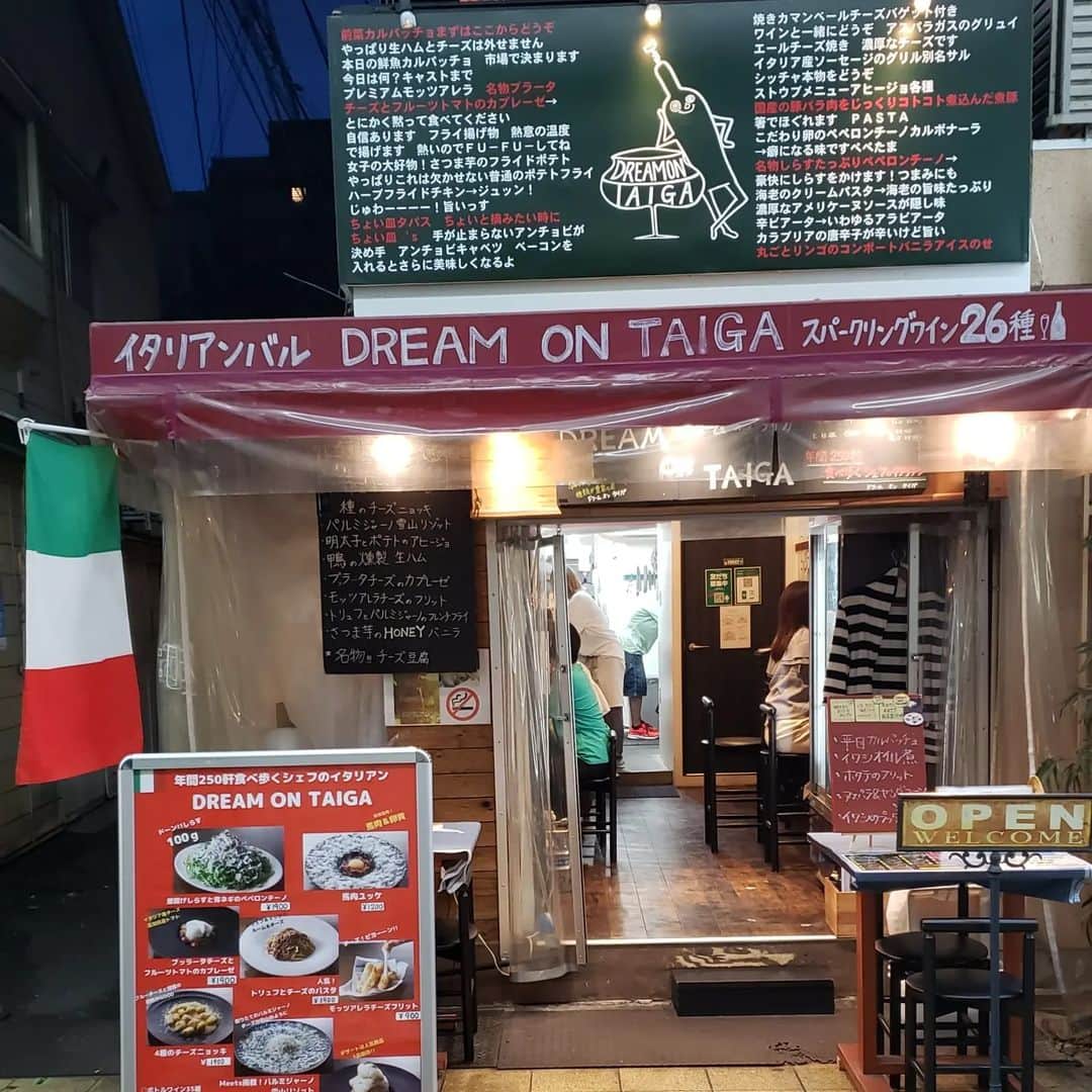 剛王さんのインスタグラム写真 - (剛王Instagram)「中崎町にある人気イタリアンバルに行ってきた。 店内賑やかで帰る頃には満席状態やった。 しかも店内、男俺だけやったんちゃうかなw ここは天五中崎通商店街の中にあって天神橋筋商店街や天満、梅田とのちょうど間に位置しててめちゃええところ。 どっちからも歩いて来れるしまわりには人気店や有名店も多くて賑わってる。  今回食べたのが  ⚪平目のカルパッチョ 新鮮な平目で食感も味も抜群。  ⚪ブッラータチーズとフルーツトマトのカプレーゼ このフルーツトマトとブッラータチーズがめちゃ合うしトマトが美味しかった。  ⚪チーズ&卵黄の馬肉ユッケ これは見た目からして美味しさ抜群。 米が欲しくなるか酒が欲しくなるか。  ⚪モッツァレラチーズのフリット 動画にあるようにめちゃチーズ伸びて映え間違いなし。 俺の場合ははじめて餅食う人みたいになってるw  ⚪釜揚げしらすと青ネギのペペロンチーノ これはボリュームたっぷりで釜揚げしらすと青ねぎが親の敵ぐらいはいってて満足度満点。  ⚪炭酸水 マストやな。  ----------------------------------------------------------------------------------------------------  【 DREAM ON TAIGA 】  〒530-0023  大阪府大阪市北区黒崎町３−２２  営業時間 17:00～23:00 日曜営業 定休日 毎週月曜日  【お店のアカウント】 @dream_on_taiga  5周年イベント 特典① 7/4（火）〜7/9（日） グラススパークリング 5種類¥800　⇒　¥500 すだち入り￥900　⇒　¥600  特典② 7/4（火）〜7/9（日） 限定4本 ヨーゼフ　ビファー　リースリング ¥6500 ⇒ ¥3900  特典③ 7/4（火）〜7/7（金） 前日までのご予約で 全員テイクアウト チーズ豆腐プレゼント ※食べログネット予約以外  ◆テラス席はペットもご来店可能です  #中崎町ディナー #大阪ディナー #大阪イタリアン #中崎町グルメ #大阪グルメ #ドリームオンタイガ #中崎町イタリアン PR  ----------------------------------------------------------------------------------------------------  女性に人気あるように思うけど男性同士でもええかも。 天満も歩いてすぐやから朝まで飲めるかもw  #イタリアン #バル #グルメスタグラム #グルメ #中崎町 #天満 #梅田 #食べスタグラム」6月27日 17時06分 - gooh2010