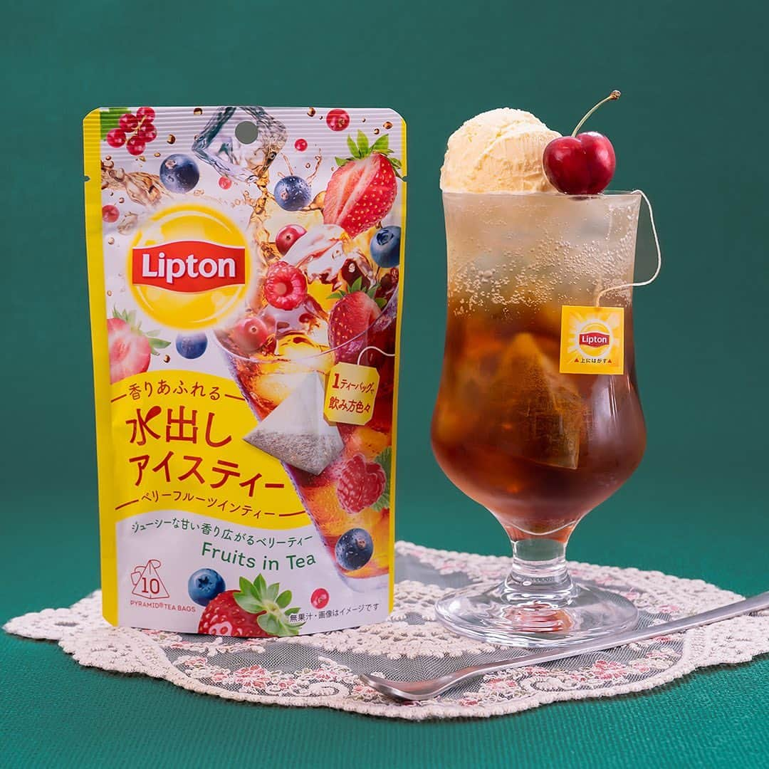 リプトンのインスタグラム：「リプトンのフルーツインティー好きな人❓🍓🫐🍒  ✨今年の夏から新発売✨ リプトンの#フルーツインティー をおうちで楽しめる 「ベリーフルーツインティー」が、 リプトンの水出しアイスティーシリーズに仲間入りしたよ！  これからは自宅で手軽にリプトンフルーツインティーを楽しむことができるよ！ 「飲みたい！」と思ったら、絵文字を使ってコメントしてね☺️  今日はせっかくだから、 ベリーフルーツインティーで最近気になったレトロな #ティーソーダフロート を作ってみたの！  作り方は👇みんなも是非試してみてね☺ (1)グラスに、リプトン水出しアイスティー ベリーフルーツインティーのティーバッグ1つと水60mlを入れて5分待つ⌛ (2)ティーバッグを取り出し、お好みでガムシロップを入れて混ぜる。 (3) もう1つのグラスに氷をたっぷり入れ、(2)を注ぎ、炭酸水50mlを加え混ぜる。 (4) 好きなアイスクリームを1スクープ上にのせて、チェリーをのせると完成🙆‍♀️  #リプトン #lipton #夏はアイスティー #ティーソーダ #ティーソーダフロート #ソーダフロート #クリームソーダ #おうちカフェ #アイスティーの日 #水出し #coldbrew #水出しアイスティー #アイスティー #紅茶 #ベリーティー #フルーツインティー #リプトンフルーツインティー #水出し紅茶 #リプトンでつながる」