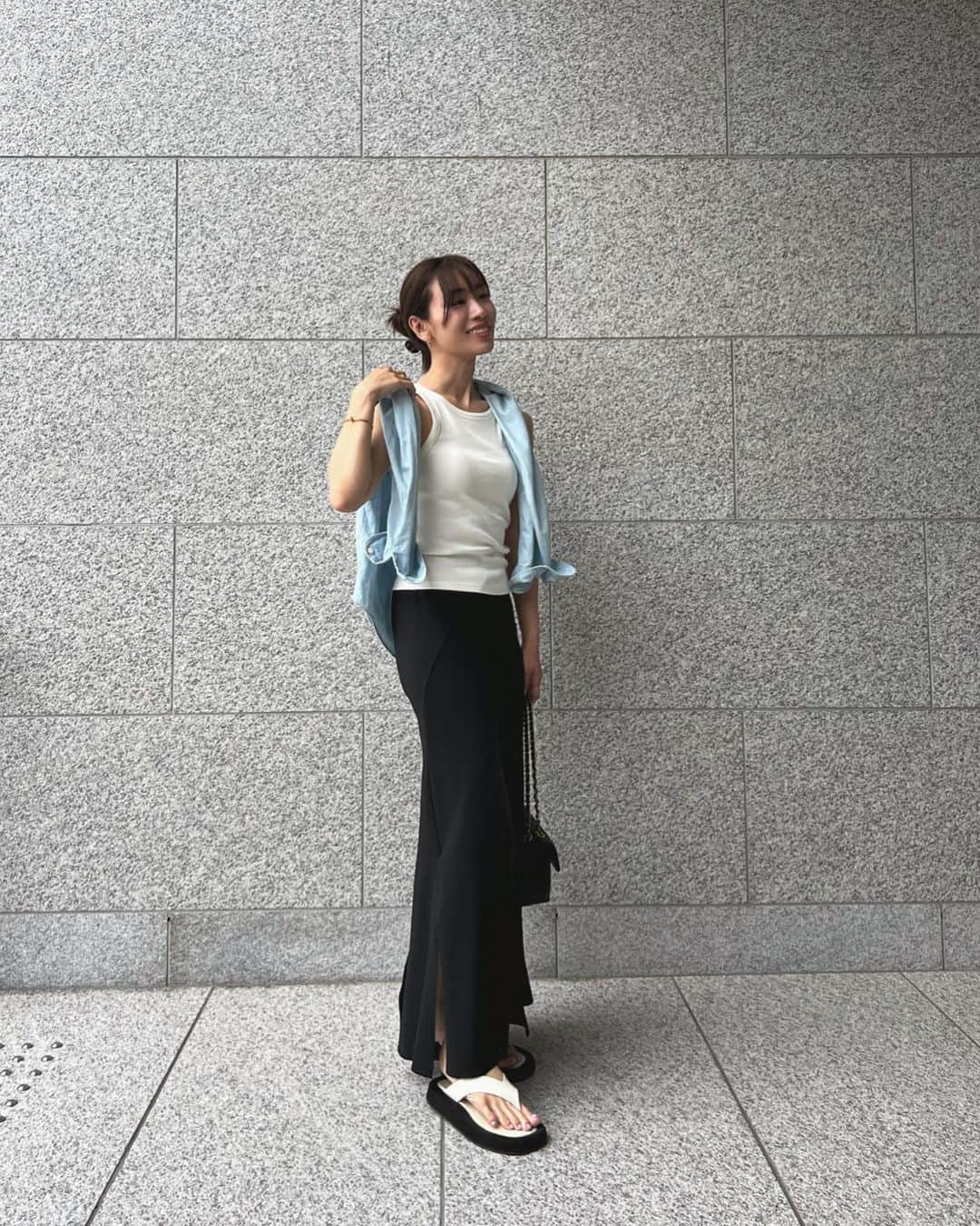 渡邊智子さんのインスタグラム写真 - (渡邊智子Instagram)「. skirt @leinwande_official 🖤 歩くたび、すそがひらひら〜と🫰🏻」6月27日 17時12分 - _tomomon
