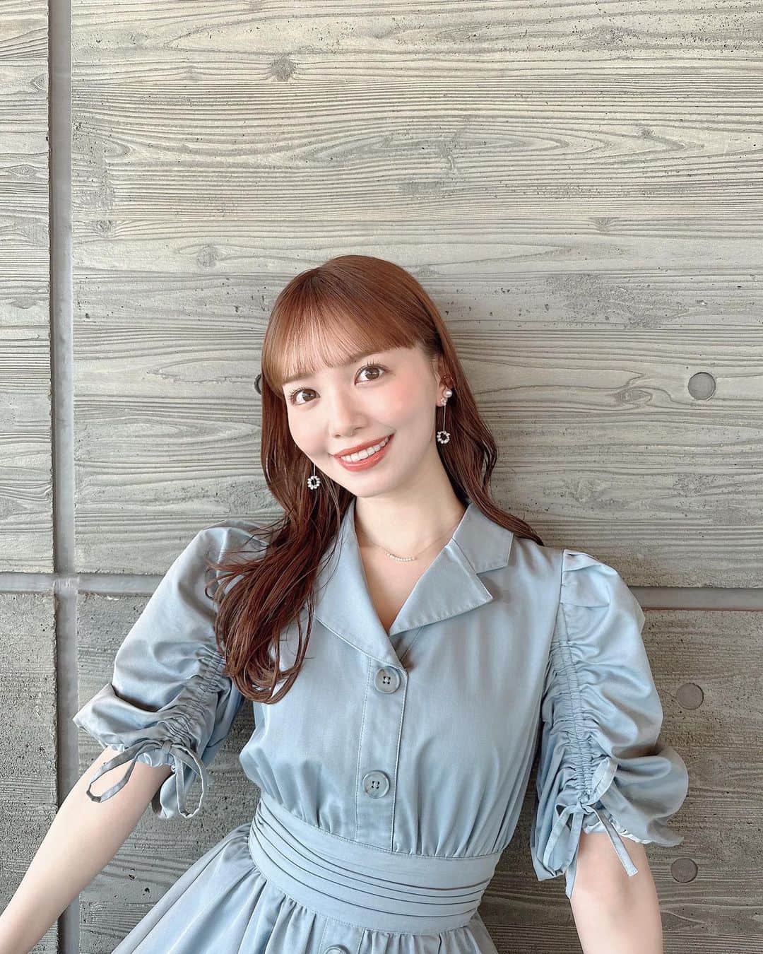山根千佳のインスタグラム：「. . 先日の衣装です🕊️ @emiriawiz_official さんのワンピは 形も綺麗だし細見えするので大好きです🧸  小物類も全部可愛すぎた！タグ付けています＊ @sachiemon ちゃんいつもありがとう♡♡  明日6/28は「中日新聞夕刊」 大相撲コラム掲載日です🫠 名古屋場所の展望！！！！  そしてラジオアプリ「Artist spoken」、 NHKラジオ「中国ちゅーもくラジオ」は 7/3まで無料聴き逃し配信中！ぜひ🏃‍♂️ (ストーリーにリンクありです) . .  #emiriawiz #エミリアウィズ #ワンピース  #ワンピースコーデ #パフスリーブドレス  #dress #ドレスコーデ #襟付きワンピース  #パールアクセサリー #パールピアス #outfit  #パールネックレス #パールリング #ootd  #ゴールドアクセサリー #ゴールドピアス  #イヤーカフ #細見えコーデ #山根千佳  #ミディアム #ミディアムヘア #パンプス」