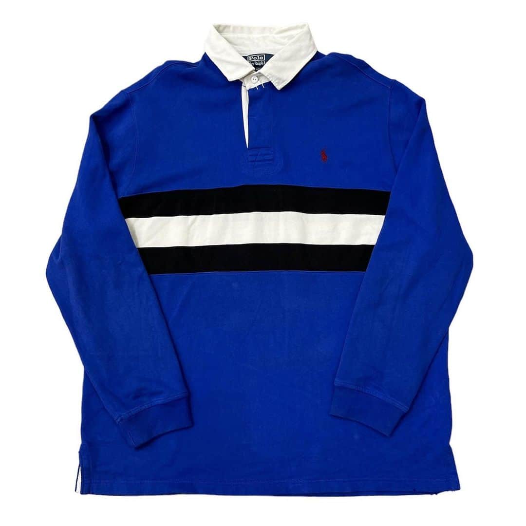 ジャムルのインスタグラム：「Ralph Lauren ラガーシャツ 青　¥6800+tax(7480) . 古着では定番、ラルフのラガーシャツですが、なかなかしっくりくる1枚に出会えないのがラガーシャツ。  綺麗なカラーリングの青ボディに切り替えでモノトーンのラインが入ります。このカラーバランスが秀逸！これはオススメできる1枚です！  スウェットまでの厚みはありませんが、裏起毛で良い着心地です。 .  WEB SHOPに入荷しております。 是非ご覧ください。 jammru.com  #お問い合わせはお電話で承ります #jammru#ralphlauren  #osaka  #fashion  #streetstyle  #streetfashion  #vtg  #vintage  #used  #usedclothing  #古着 #古着屋 #ファッション #70s #80s #90s」