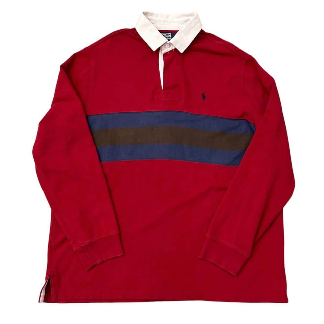 ジャムルのインスタグラム：「Ralph Lauren ラガーシャツ 赤　¥6800+tax(7480) . 古着では定番、ラルフのラガーシャツですが、なかなかしっくりくる1枚に出会えないのがラガーシャツ。  赤ボディに切り替えでネイビーのダークブラウンのラインが入ります。このカラーバランスが秀逸！これはオススメできる1枚です！  スウェットまでの厚みはありませんが、裏起毛で良い着心地です。 .  WEB SHOPに入荷しております。 是非ご覧ください。 jammru.com  #お問い合わせはお電話で承ります #jammru#ralphlauren  #osaka  #fashion  #streetstyle  #streetfashion  #vtg  #vintage  #used  #usedclothing  #古着 #古着屋 #ファッション #70s #80s #90s」