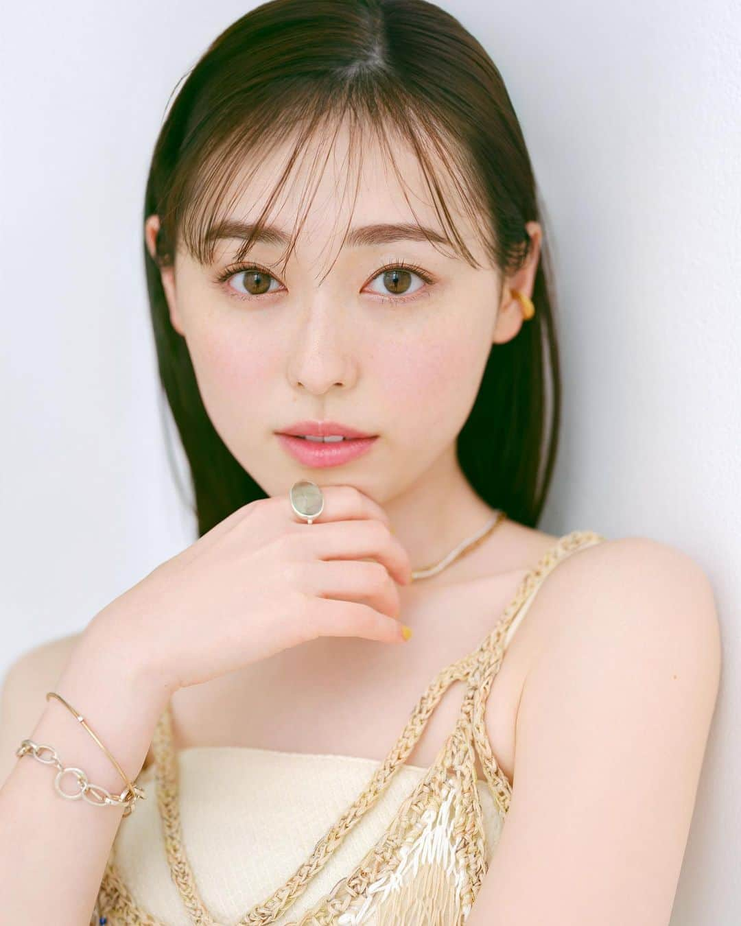 柴田フミコのインスタグラム：「福原遥さん  美的7月号coverです 美しい 3バージョンありますよ よかったらみてください  #美的 #福原遥 #cover #fumikoshibata #柴田フミコ」