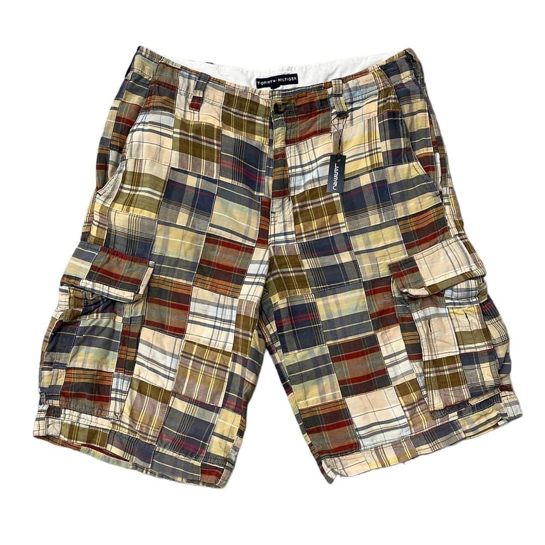 ジャムルのインスタグラム：「TOMMY HILFIGER パッチワークショーツ ¥5400+tax(5940) .  TOMMY HILFIGERのチェックパッチワークショーツ。 ベージュや、ネイビーベースのチェックで落ち着いた色味で合わせやすいカラーです。  ウエストにベルトループはありますが、紐も通ってるので、ベルトなしでもウエスト調節可能です。 .  WEB SHOPに入荷しております。 是非ご覧ください。 jammru.com  #お問い合わせはお電話で承ります #jammru#tommyhilfiger  #osaka  #fashion  #streetstyle  #streetfashion  #vtg  #vintage  #used  #usedclothing  #古着 #古着屋 #ファッション #70s #80s #90s」