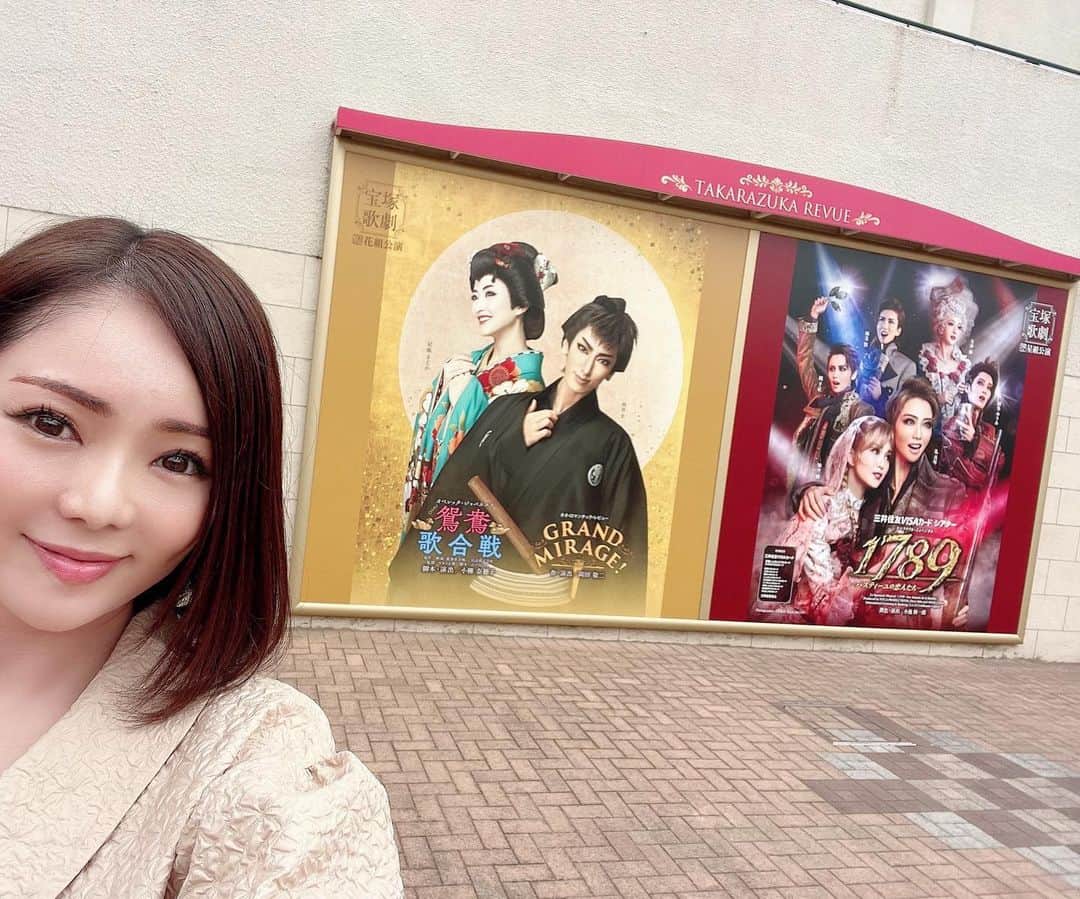 近藤英恵のインスタグラム：「1789観劇✨✨✨ どうしても観たくて遠征✈️  凄い熱量のステージでした😭 感動が止まりません👏👏👏 最高‼️‼️‼️‼️  #宝塚観劇#星組#1789#革命観てきた#🤪#今夜は眠れない🎵#作品と演者のシナジー#極上のエンタメ#美しい世界#👏#ブラボー#🌈#はなちゃんの観劇日記」