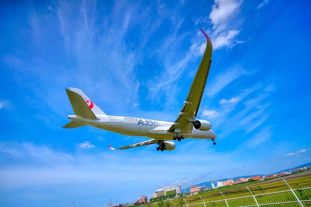 JALさんのインスタグラム写真 - (JALInstagram)「. 青空の下、気持ちよさそうに飛行するエアバス #A350 ✈ #NoPlanNoProblemJune . . Photo by @shin.wat.1 Post your memories with #FlyJAL  #JapanAirlines #JAL #airplane #✈︎ #伊丹空港 #伊丹 #大阪国際空港 #大阪 #飛行機が好き #飛行機 #飛行機写真 #飛行機撮影 #飛行機のある風景 #飛行機のある空 #航空写真 #絶景 #空の旅 #飛行機好き #空港 #旅行 #日本航空」6月27日 17時30分 - japanairlines_jal