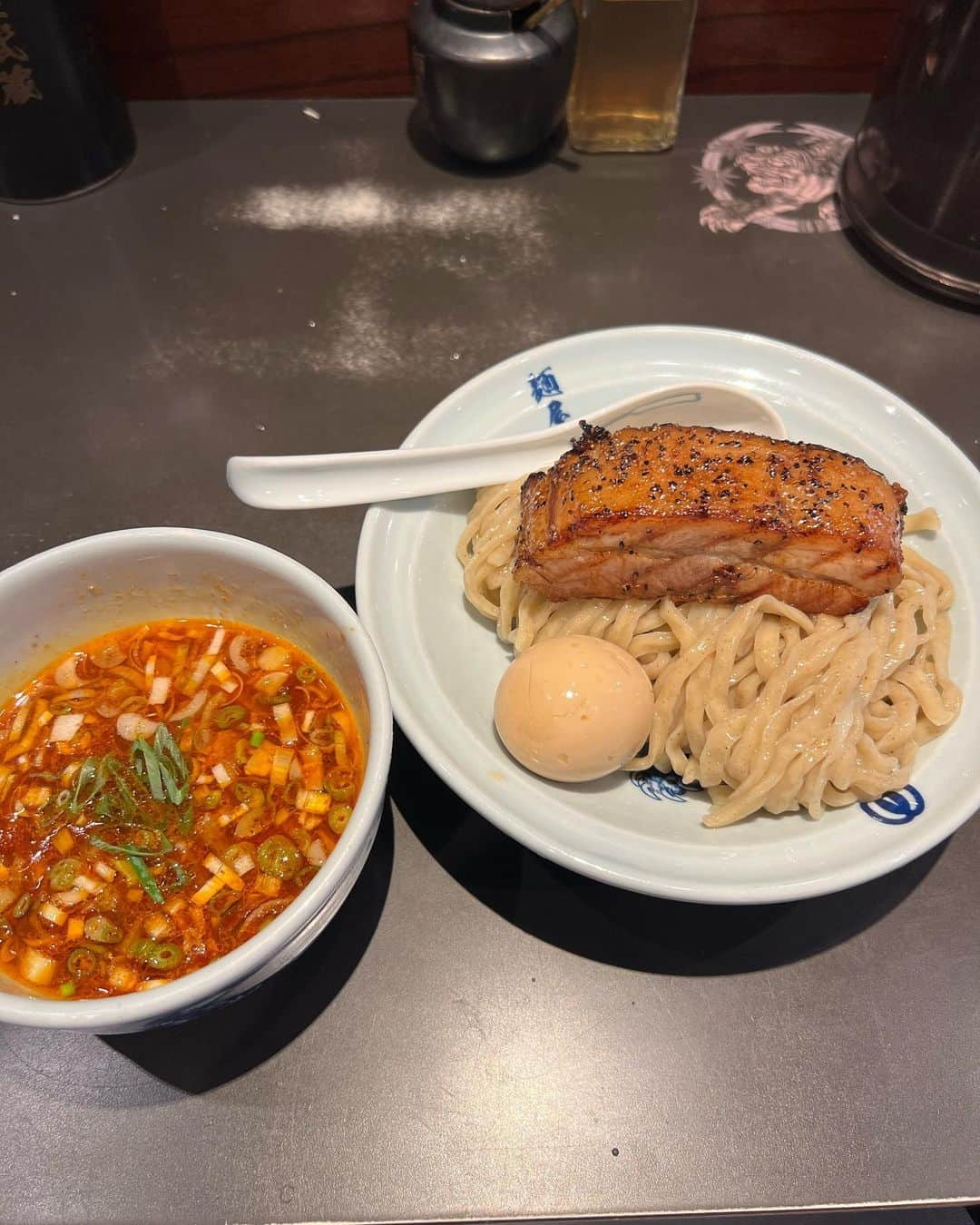 細川優さんのインスタグラム写真 - (細川優Instagram)「麺屋武蔵　虎嘯  店名は読めなかったけど「こしょう」その名の通り麺に胡椒が練り込まれててエッジの効いたかみごたえのある麺。表面をバター？で焼いた角煮が味のある演出。スープとの絡みも抜群な麺があっという間になくなっていきました😮‍💨  #麺屋武蔵虎嘯  #麺スタグラム #めんすたぐらむ  #メンスタグラム  #noodle  #noodlelover  #つけ麺 #六本木」6月27日 17時30分 - yuhosokawa