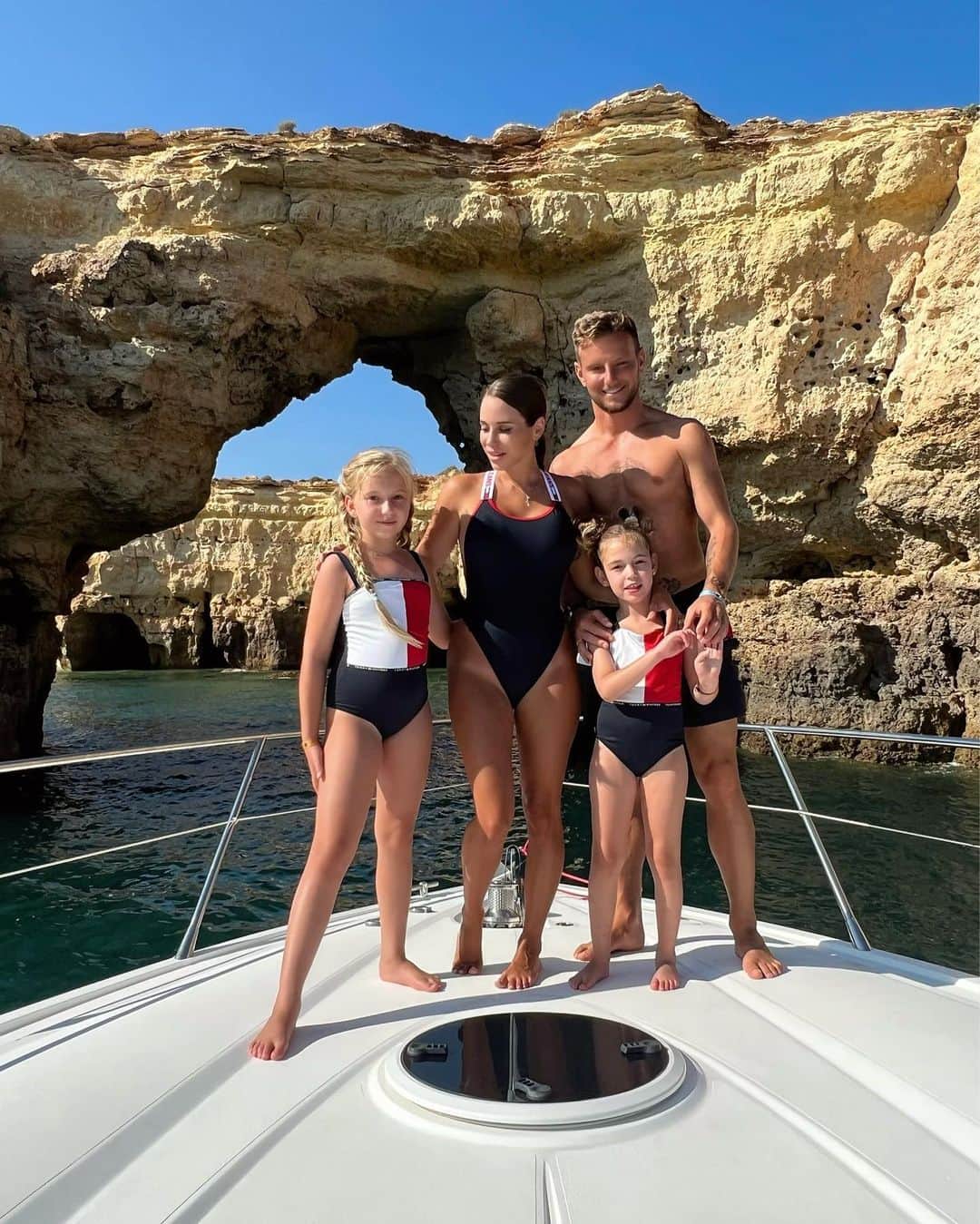 イヴァン・ラキティッチのインスタグラム：「Disfrutando con la FAMILIA maravillas de la naturaleza 🤍✨🐬🐬🐬🐬✨」