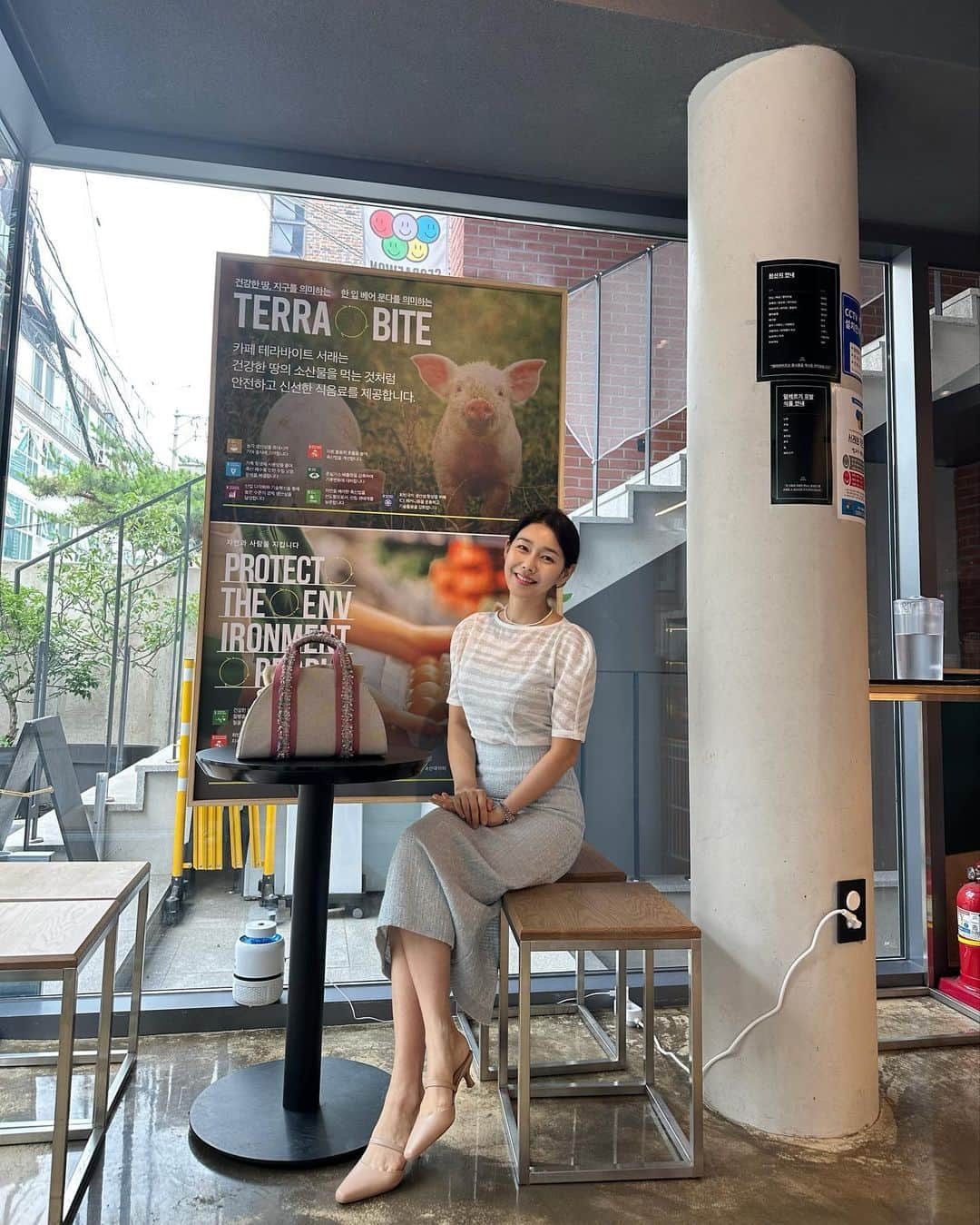 パク・タミのインスタグラム：「- 오늘 비소식 있지 않았어요?  반전 하늘에 갑자기 오늘 큰 선물 받은 기분이예요. 회사에서 일하다 마실거 찾아 한바퀴 돌기 참 좋은 곳^^ 저는 폴라탐 쇼룸 위치가 참 좋습니다.  최근 생긴 카페는 에이드가 참 맛난데~ 가격도 착해서 자꾸 가게 되네요?ㅎ 3,800원.. (건물주가 운영하는 곳일까요?) #테라바이트 인데, 오해 마세요. 전 여기 관계자분 전혀 몰라요. 아인슈페너와 에이드 사들고, 다시 복귀~   메종엠오에 붙어있는 케이크는.. 비주얼 왜 저래요?? 너무 먹고 싶게... (다행이 문을 닫았더라구요? ㅋㅋ)  내일도 비 안오면 참 좋겠는데... 우리 시카 버블 클렌저 오픈날인데...  내일 오전 10시! 론칭 라방 하려고 해요^^ 저기. . . . 살짝 와주실래요? (데이트 신청!!!)  🤍」