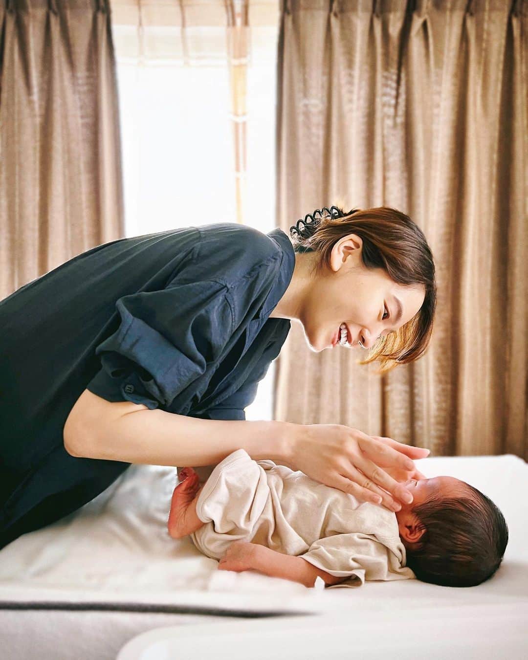 のインスタグラム：「My boy♥  この子が生まれた6月 この子中心に世界がまわりだした6月 そんな特別な6月も間もなくおわりだなんて  いまあげられる全てでこの愛おしい存在と 愛おしい日々を愛しています  我が子誕生日、結婚記念日、お旦那誕生日と 6月はイベントが盛りだくさんになった そんな新しい我が家です  写真は朝のスキンケア中…  🌈🌼  #june #babyboy  #newborn  #mylove  #mylife  #myboy 💙」