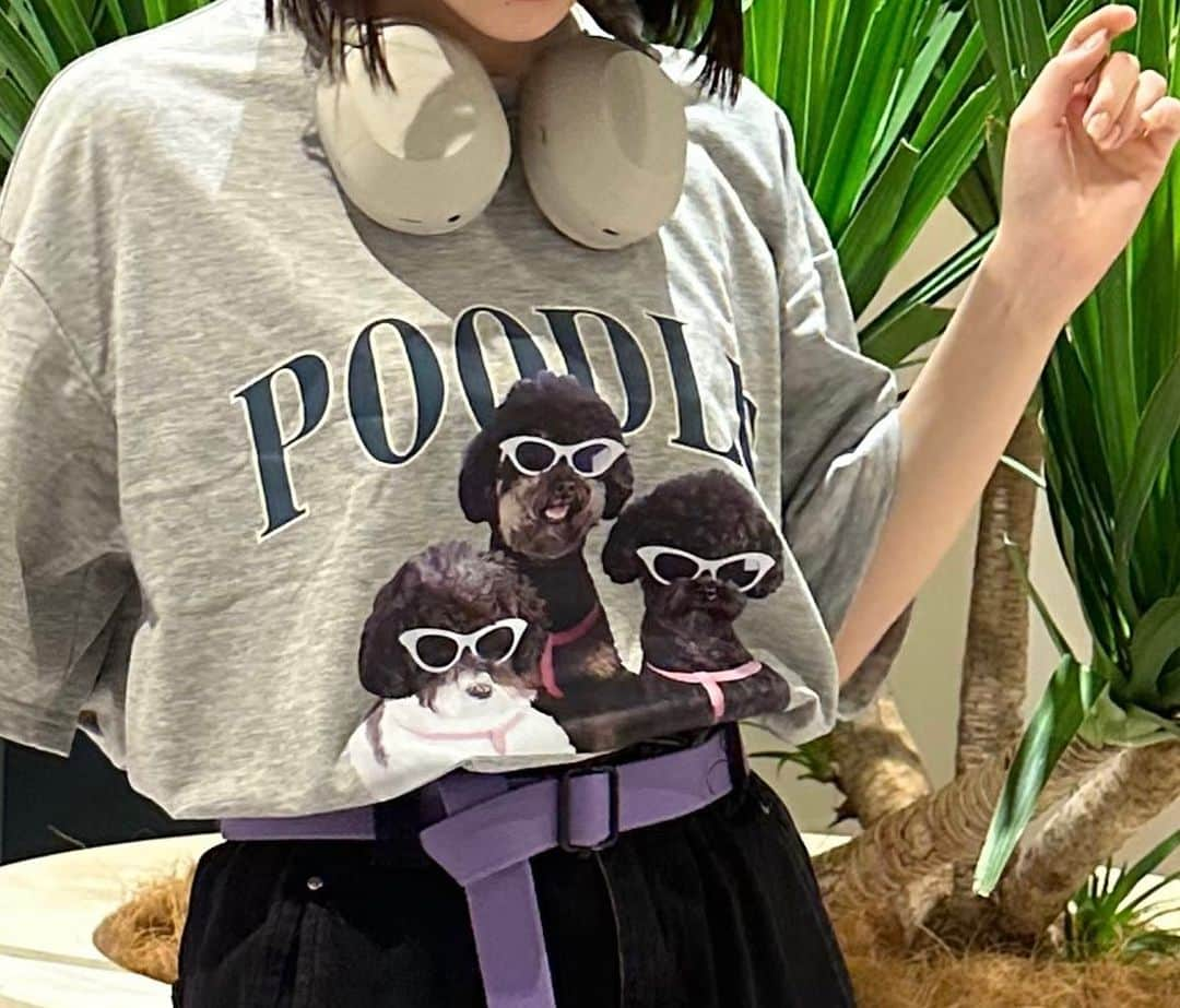 桜井えまのインスタグラム：「☺︎︎︎︎  一目惚れTシャツ🐾  えまのワンチャンにもこんなメガネかけて貰いたい。•_•   #メンズライク  #fashion  #style  #ootd  #tシャツコーデ  #07  #fjk  #桜井えま  #私立恵比寿中学  #カチューシャ」