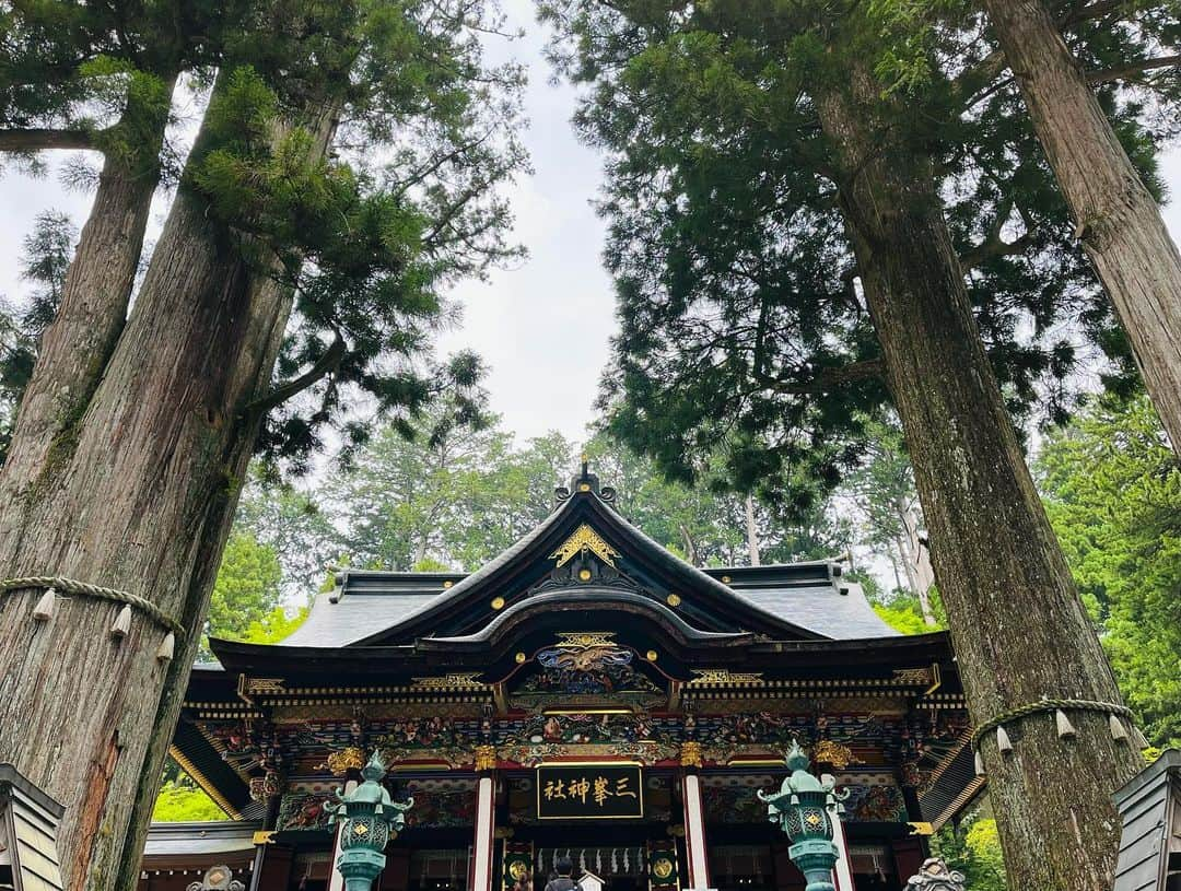 辻本耕志さんのインスタグラム写真 - (辻本耕志Instagram)「先日、今年もフラミンゴ3人で三峰神社参拝。運良くシカさんがお出迎えしてくれました。 #三峰神社　#フラミンゴ」6月27日 17時42分 - tsujimotokouji