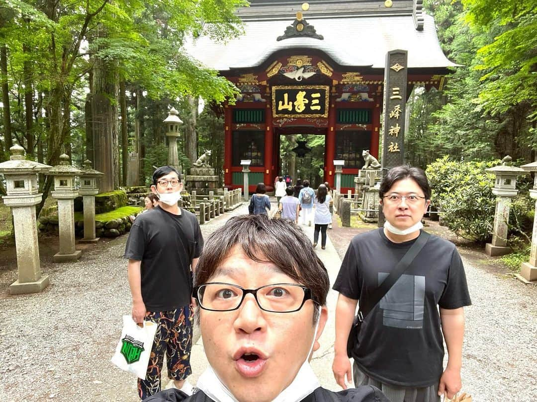 辻本耕志のインスタグラム：「先日、今年もフラミンゴ3人で三峰神社参拝。運良くシカさんがお出迎えしてくれました。 #三峰神社　#フラミンゴ」