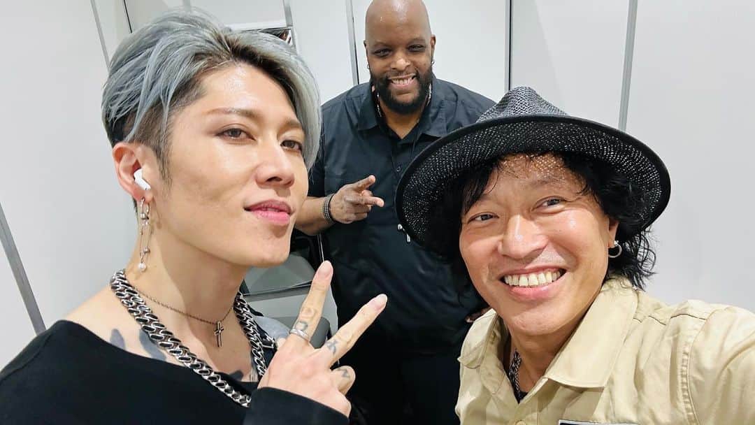 日野賢二のインスタグラム：「Fender Flagship Live !!mini-Jino Jam! Look who’s here too,これから！#fender #fenderbass #miyaviishihara #jinobass #日野賢二」
