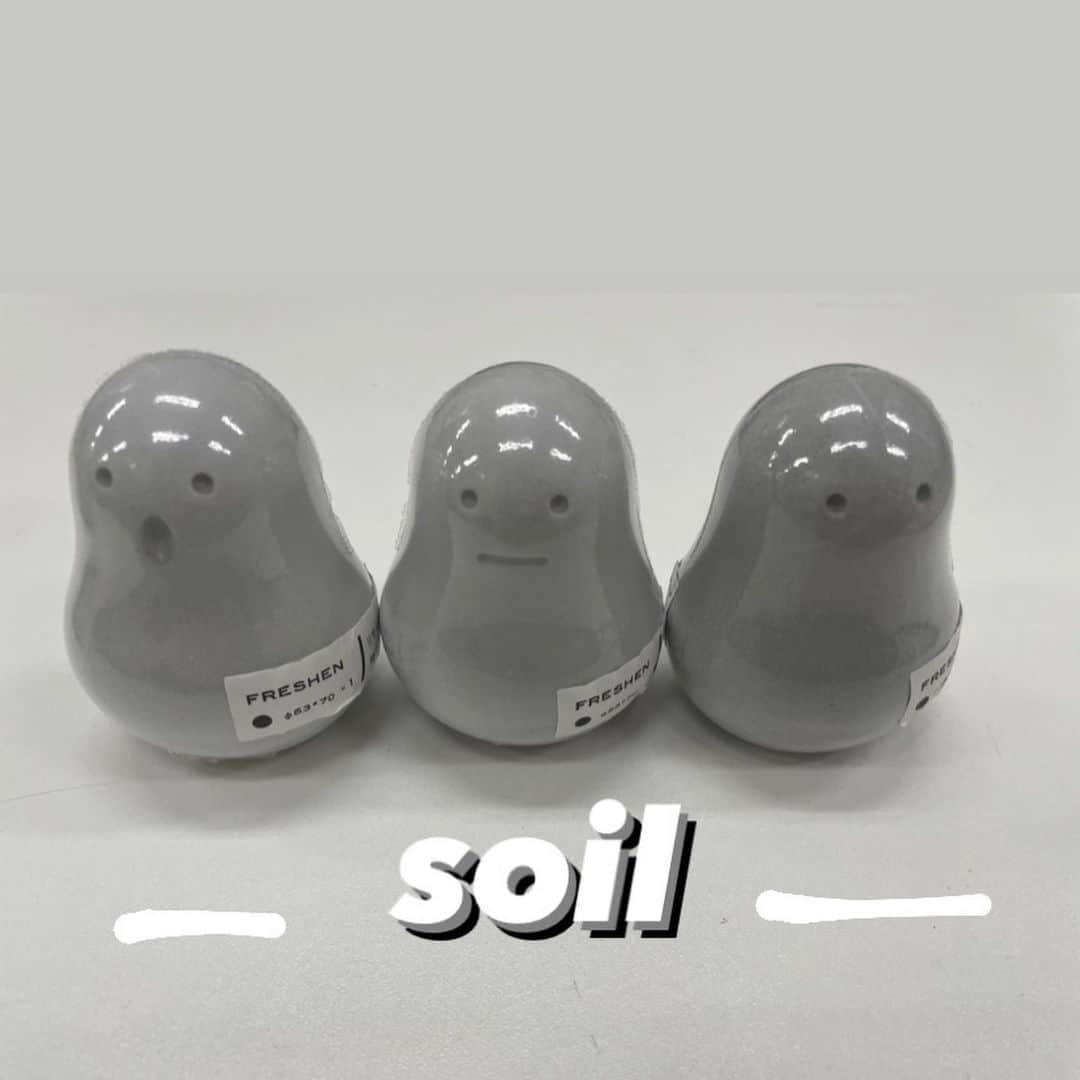 KURAWANKA Officialさんのインスタグラム写真 - (KURAWANKA OfficialInstagram)「【雑貨商品】soil フレッシェン、バスマットライト 驚きの吸収力！！ こんばんは！ 枚方ビオルネ3F #KURAWANKAスタッフのみうです！  今回ご紹介する商品は、｢soilのフレッシェンとバスマット ライト｣です🛁  まず、フレッシェンとは！ 珪藻土、炭、リサイクルアッシュで出来た吸湿脱臭剤です！ 置くだけで気になるニオイや湿気とおさらば👏靴箱、冷蔵庫、トイレ、収納などにオススメ🚽 フレッシェンは色んな表情を持っており、表情によって置く場所を変えたりして楽しめます🍀シンプルで可愛いので人目のつく所に置いてても生活感が出ないのもポイント💡𓈒𓂂𓏸吸収力が落ちてきたと感じたら外に出して置いておくだけで復活します！  次に、バスマット ライト！ こちらも珪藻土で作られています！足に吸い付くような吸収力で足の裏をサラサラにしてくれます🦶✨厚み約1cmの重さ約1.8kgで持ち運びラクラクです！ 使った後は室内で立てかけて置くだけでOK👌💕選択要らずお手入れ要らずでらくちんです！吸収力が落ちたら紙ヤスリで表面を削って回復‪👍🏻 ̖́-‬ お店にはサンプルも置いてるので是非見に来てください♡ ̖́-  それでは、 最後まで読んで頂きありがとうございました！  KURAWANKA公式Instagramでは、 雑貨屋ならではの暮らしお役立ち商品情報を投稿しています📌 いいね、フォローよろしくお願いします♥ᵕ̈* ⁡ KURAWANKAについて詳しくはこちら！ https://zakka-kurawanka.com ⁡ @kurawankajapan  ⁡ ＝＝＝＝＝＝＝＝＝＝＝＝＝＝＝＝＝ #soil#フレッシェン#バスマット#FRESHEN#BATH MAT Light#枚方ビオルネ#雑貨#KURAWANKA #madeinjapan #japanmade #gift #japanesequality  #枚方市駅  #雑貨 #japanesequality #雑貨屋巡り #枚方ママと繋がりたい  #手書き文字」6月27日 18時30分 - kurawankajapan