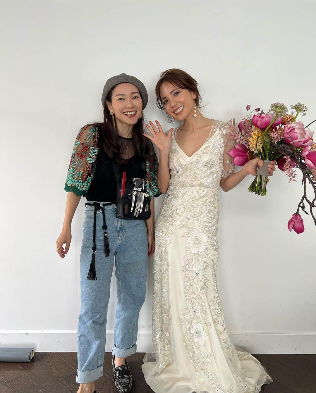 Aoiさんのインスタグラム写真 - (AoiInstagram)「あたためすぎていたお仕事のご報告💡  ブライダルヘアメイクさんとして日本一有名な 服部由紀子さん主演の NikonのレンズウェアのWebCMに 新婦モデル役として出演しています🫶 @ceu0116   多分女性なら知っている方も多いであろう、全女子憧れ服部さん。 私も結婚式を挙げる時には服部さんにお願いしたいと願っていた1人でした☺️ 自身の結婚式はコロナ禍のため中止せざるをえず、服部さんにヘアメイクをお願いする夢も叶わなかったけれど 今回ご縁があってこんな形でヘアメイクして頂けてまるで夢のような時間でした☺️💕  お会いするまではとにかく緊張したけど 実際お会いするととっても気さくで可愛くて♡ 会う前よりももっと大好きになってしまいました🥹  駅のサイネージにも流れるそうなので、見かけた方は是非チェックしてくださいね❣️ 太陽のように明るくて素敵な笑顔の服部さんに癒される事間違いなしですよ❣️🫶🤩」6月27日 17時46分 - aoioa