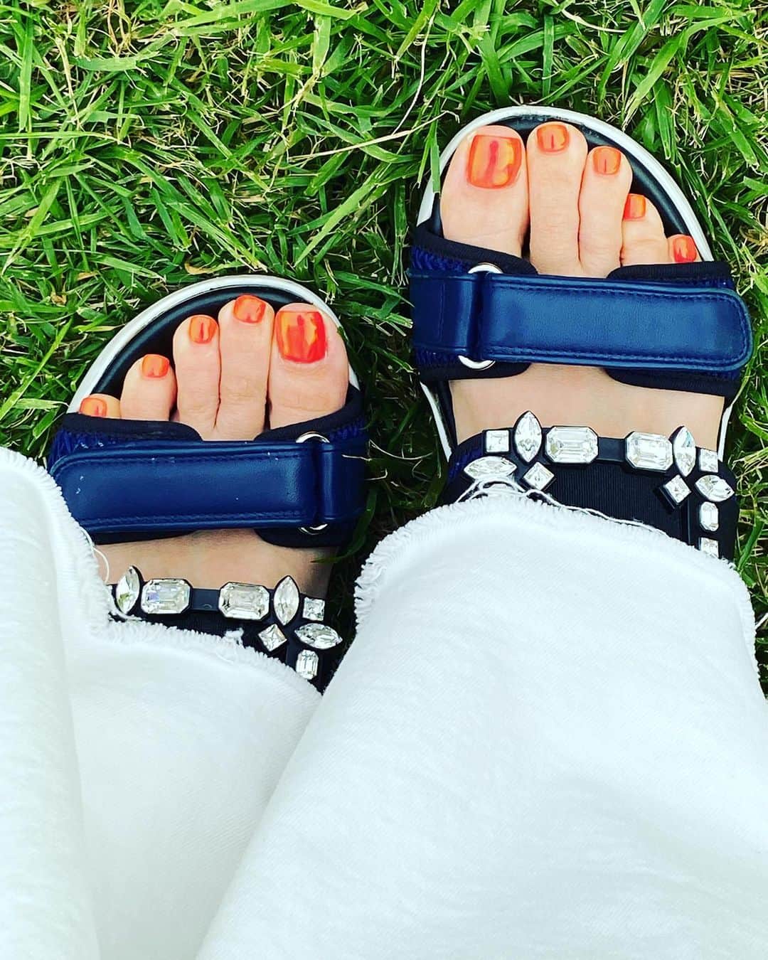 平子理沙のインスタグラム：「今日はフットのネイルチェンジ😃 今回は、オレンジにオレンジのミラーをかけてみました🧡✨✨ 夏！！☀️な感じでしょ？ 色々なサンダルに合いそうで〜す❣️  nails by @bellflower_rio   #夏ネイル#naildesign #beauty#fashion#lifestyle#risahirako #平子理沙」