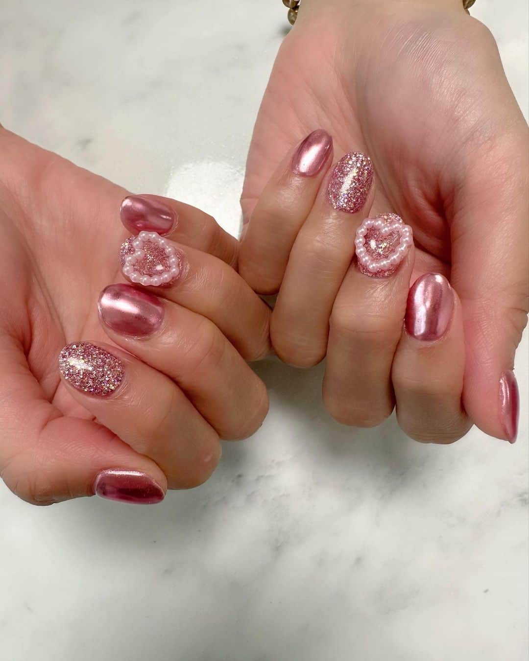 のインスタグラム：「何歳になってもピンクやキラキラが好き💛 #nail #熊切あさ美」