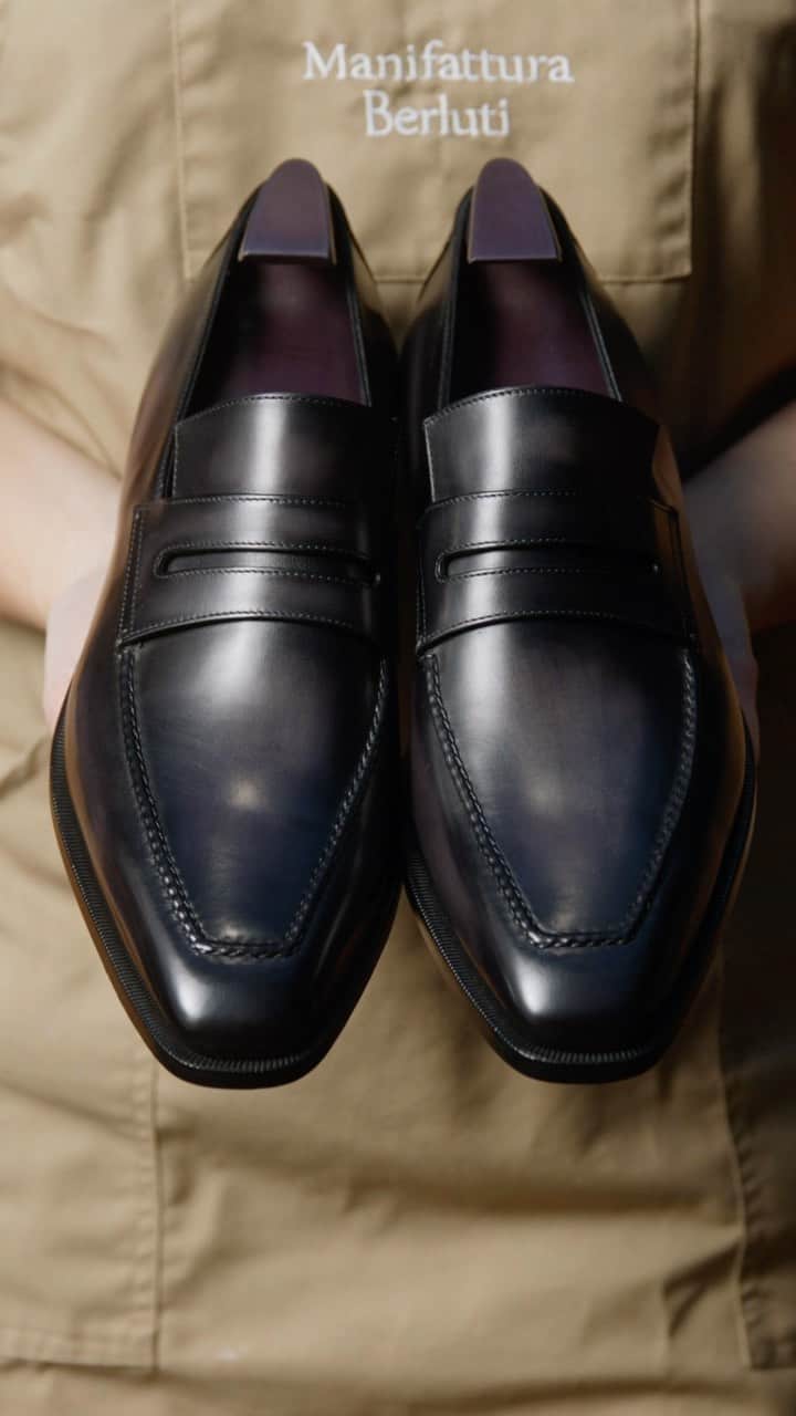 ベルルッティのインスタグラム：「- DISCOVER THE ICONIC: ANDY BY #BERLUTI -   It’s time for Berluti’s signature finishing touches: once Andy is entirely assembled, the edges are smoothed over and the outsole is tinted. Then comes the patina, a variety of pigments carefully applied with cloth and brush-polished to achieve the perfect colour depth and richness. Voilà, a pair of Berluti Andy loafers is born.   Now available online and in-store.  #iconsberluti #berlutisavoirfaire」