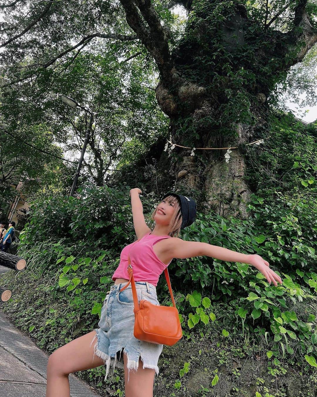 DJ YURINAのインスタグラム：「マイナスイオン全開🌿  クラブ以外の新しいコミュニティとか増やしていこうと思って朝から山に登ってきました✨  前からここが自分のいいところだなぁお思うのが、思ったら行動してるてとこが気に入ってる👍  考えても答えも出ない事って沢山あるけどモヤモヤしたまんまとか嫌だし、言葉も気持ちも伝えられるのが人間なんだから、縁を大切にしたい👍  結果がどうあれ、いつも中途半端な事は嫌いだけど、自分1人で生きてる訳じゃないから、どうにもならんこともあるんだよね。  最近困った事があると引っ張りだしてくれる友達が周りに沢山いて、なんかそれだけで私幸せだなーて思うんだよね🌟  いつもありがとうさんー♪ そしてどのコミュニティにいってもパリピと呼ばれるんだがどうにかならないかしらwww  #いつも全力の前向き 🏃🏃🏃  #dj #djyurina #癒し #マイナスイオン」