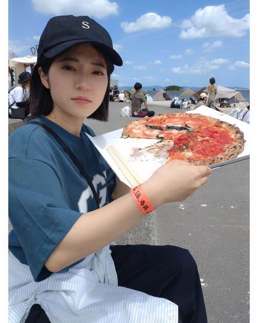 安田遥香（アホロートル）さんのインスタグラム写真 - (安田遥香（アホロートル）Instagram)「🍕  （こんなに楽しそうだけど、私入口でチケット忘れて一回青ざめてる。というかそのおかげでより楽しかったのかもしれん）  #森道市場 #フェス」6月27日 17時50分 - axoyasuda