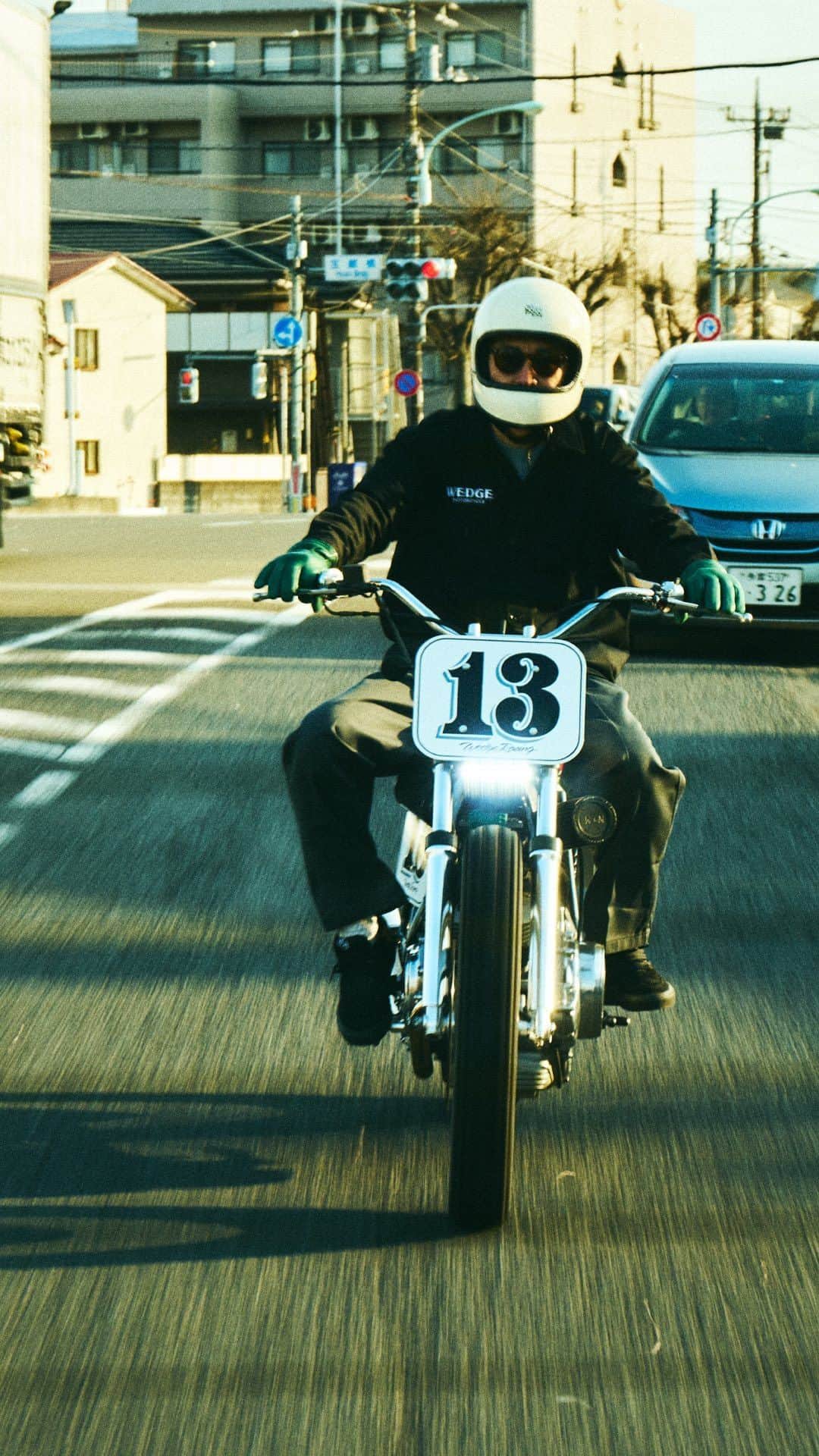ディッキーズのインスタグラム：「<近日公開>  ディッキーズ RIDE ON [EP. 2]  国内外で活躍するカスタムバイクビルダーに焦点を当て、ライフスタイルや信念を探ります。困難を乗り越え愛するものを貫き続ける姿をご覧ください。  第二弾は、東京都多摩市を拠点にするWEDGE MOTORCYCLE (@wedge_motorcycle) の二平隆司氏。  #Dickies #ディッキーズ #dickiesrideon #ディッキーズライドオン」